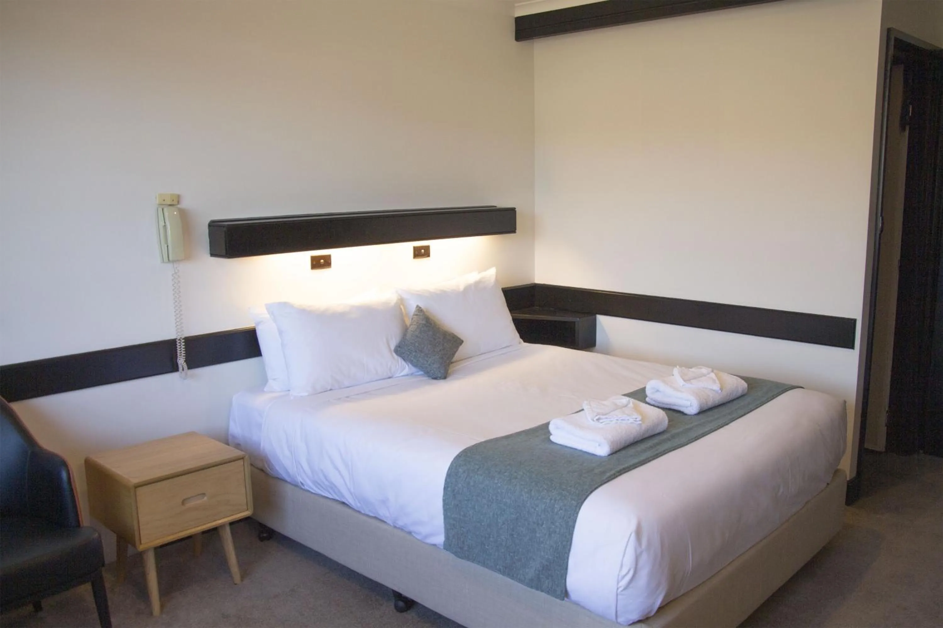 Queen Room in Olde Tudor Hotel