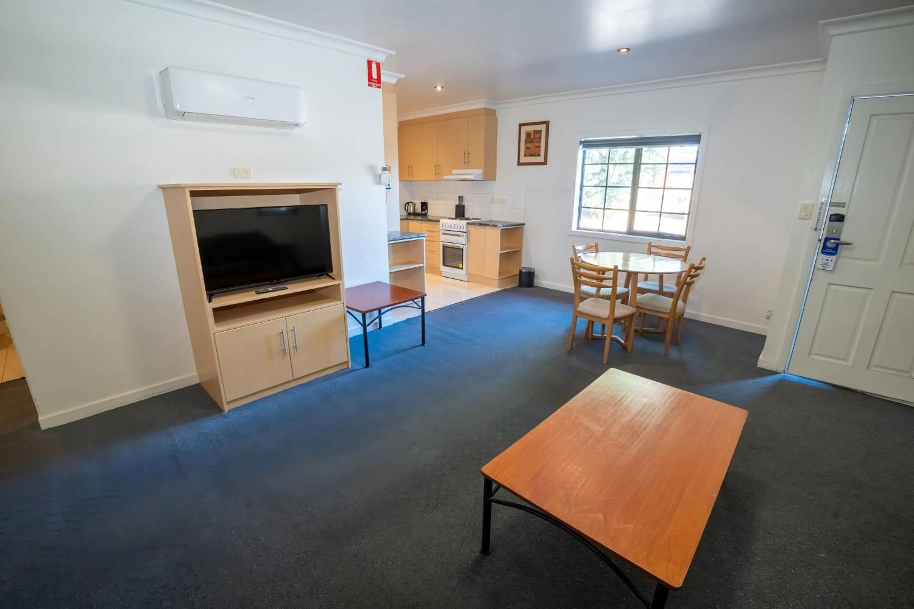 TV and multimedia in Olde Tudor Hotel