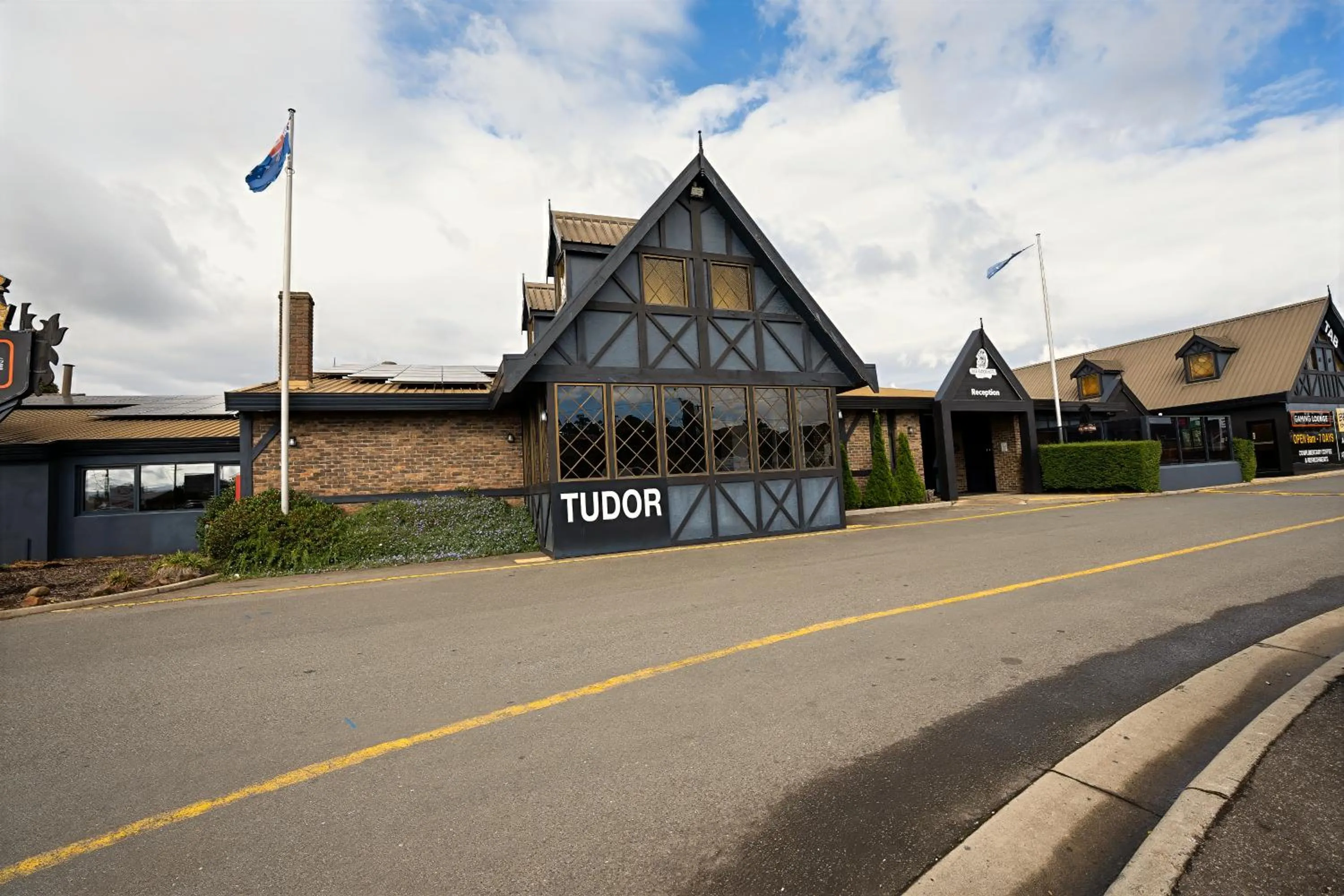 Facade/entrance in Olde Tudor Hotel