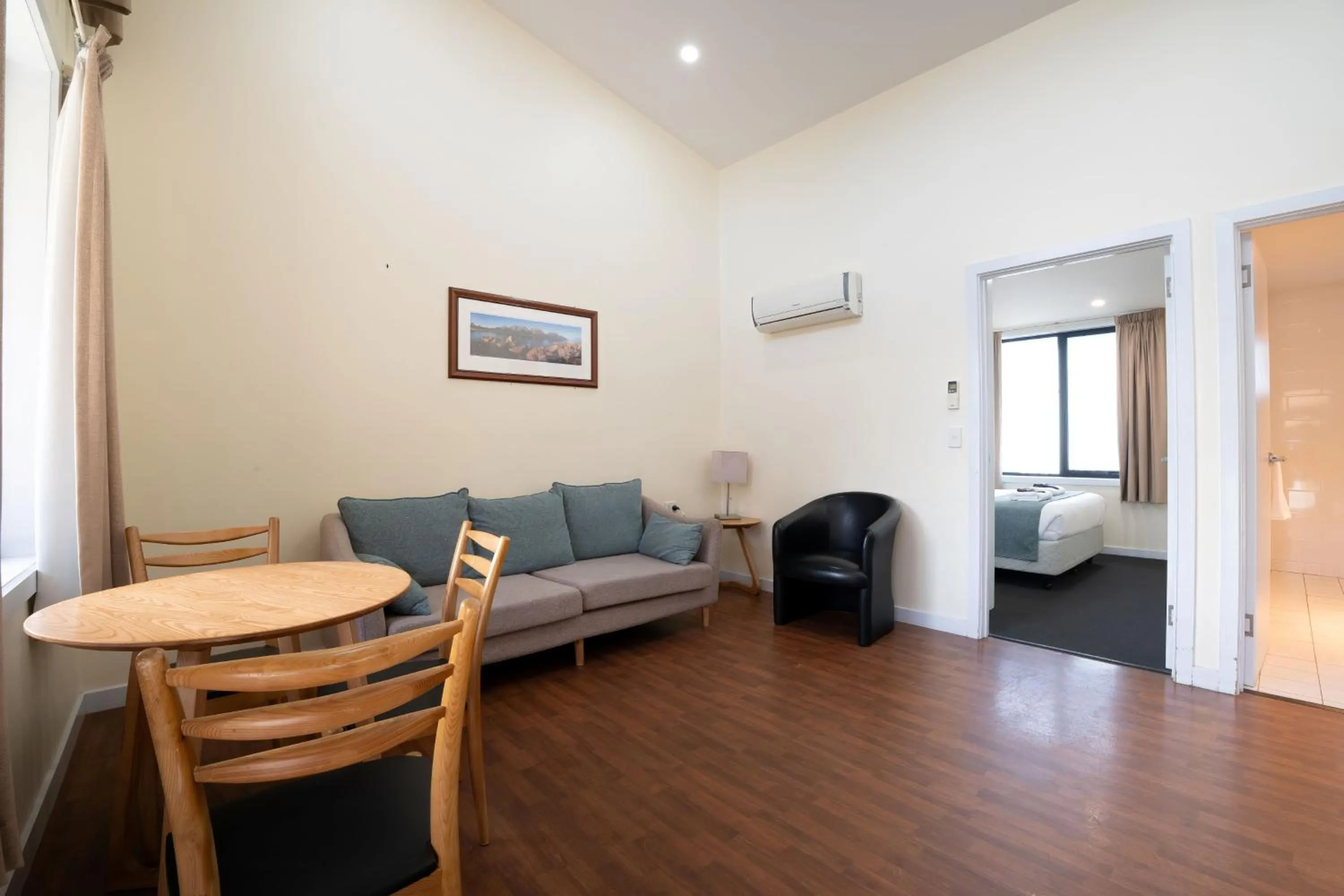 Living room in Olde Tudor Hotel