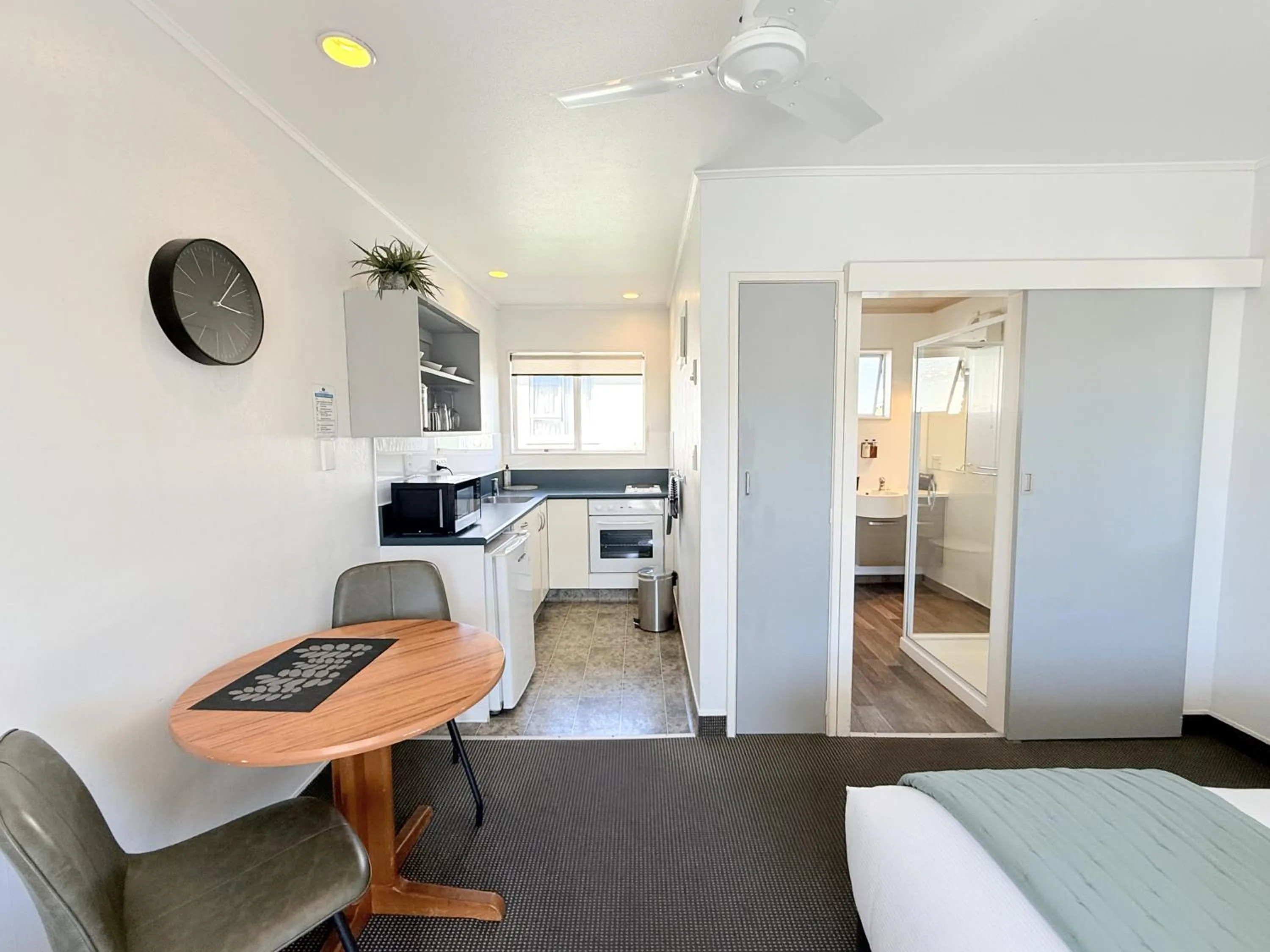 Shower, Bed in ASURE Fountain Resort Motel