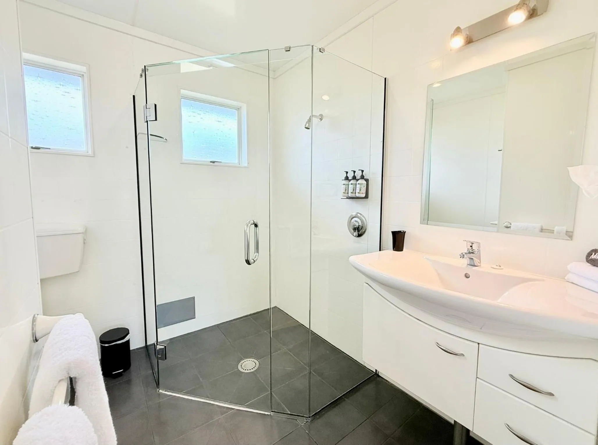 Shower in ASURE Fountain Resort Motel