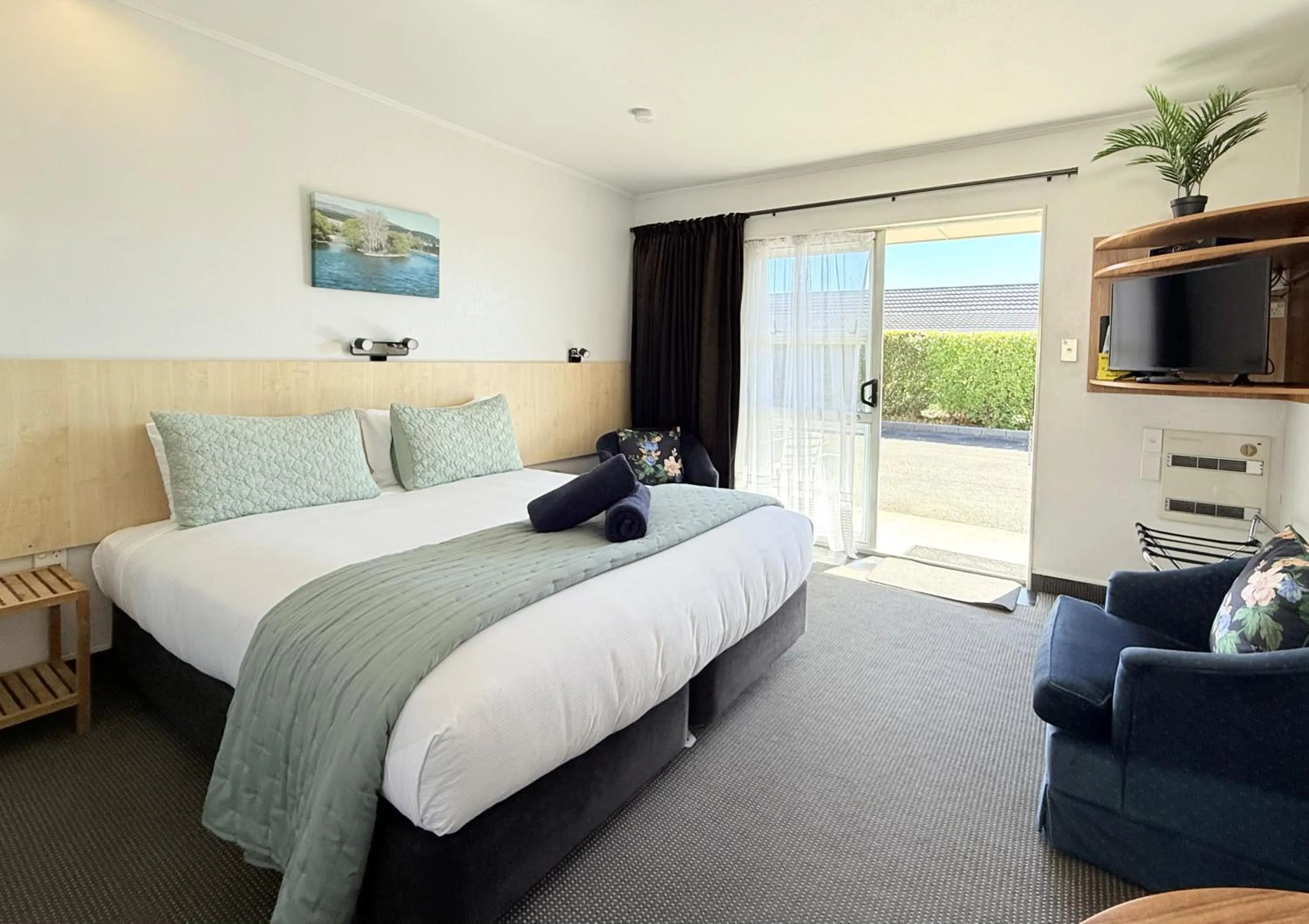 Bed in ASURE Fountain Resort Motel