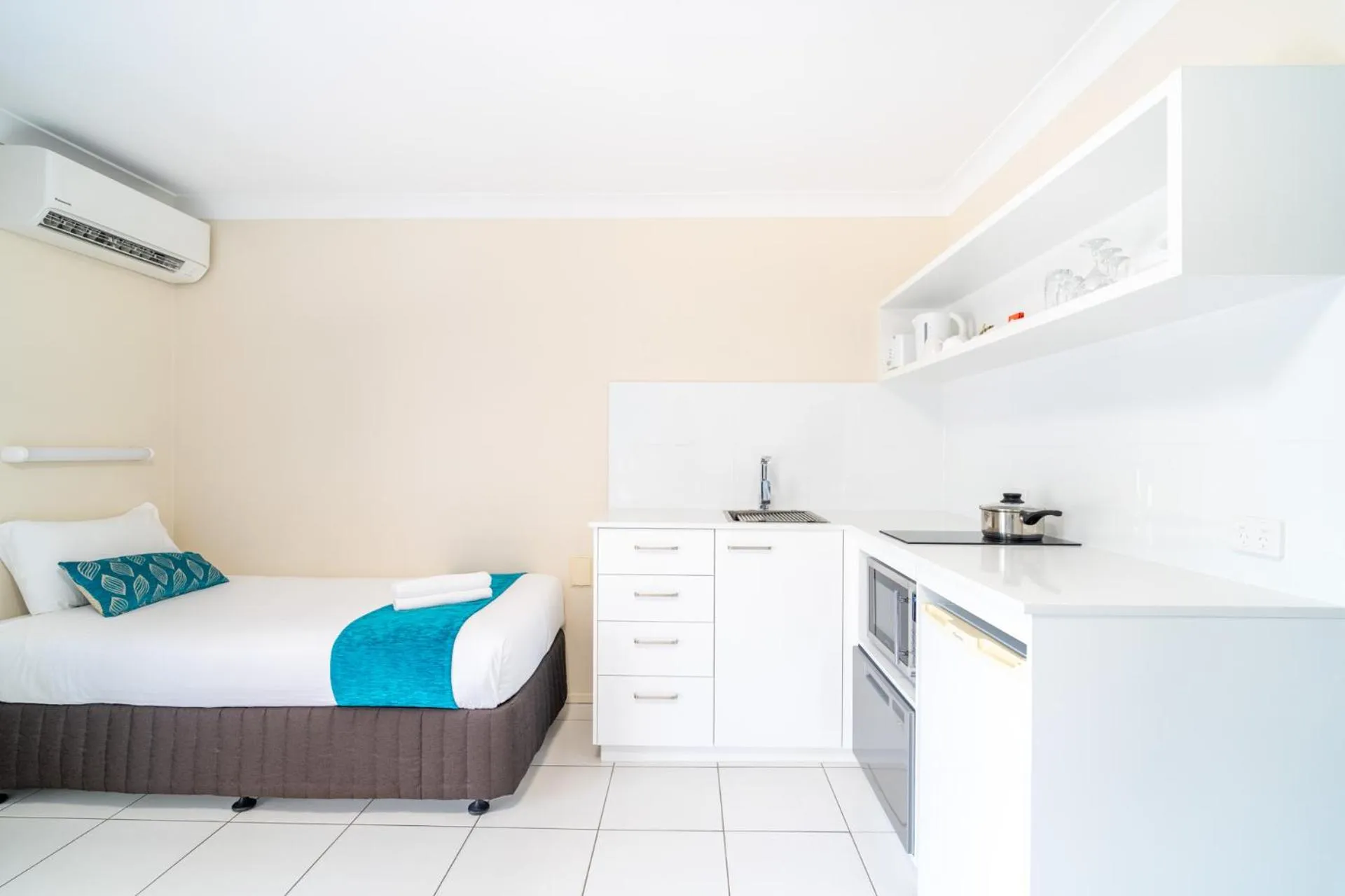 Kitchen or kitchenette, Bed in Byron Bayside Central Studio Apartments