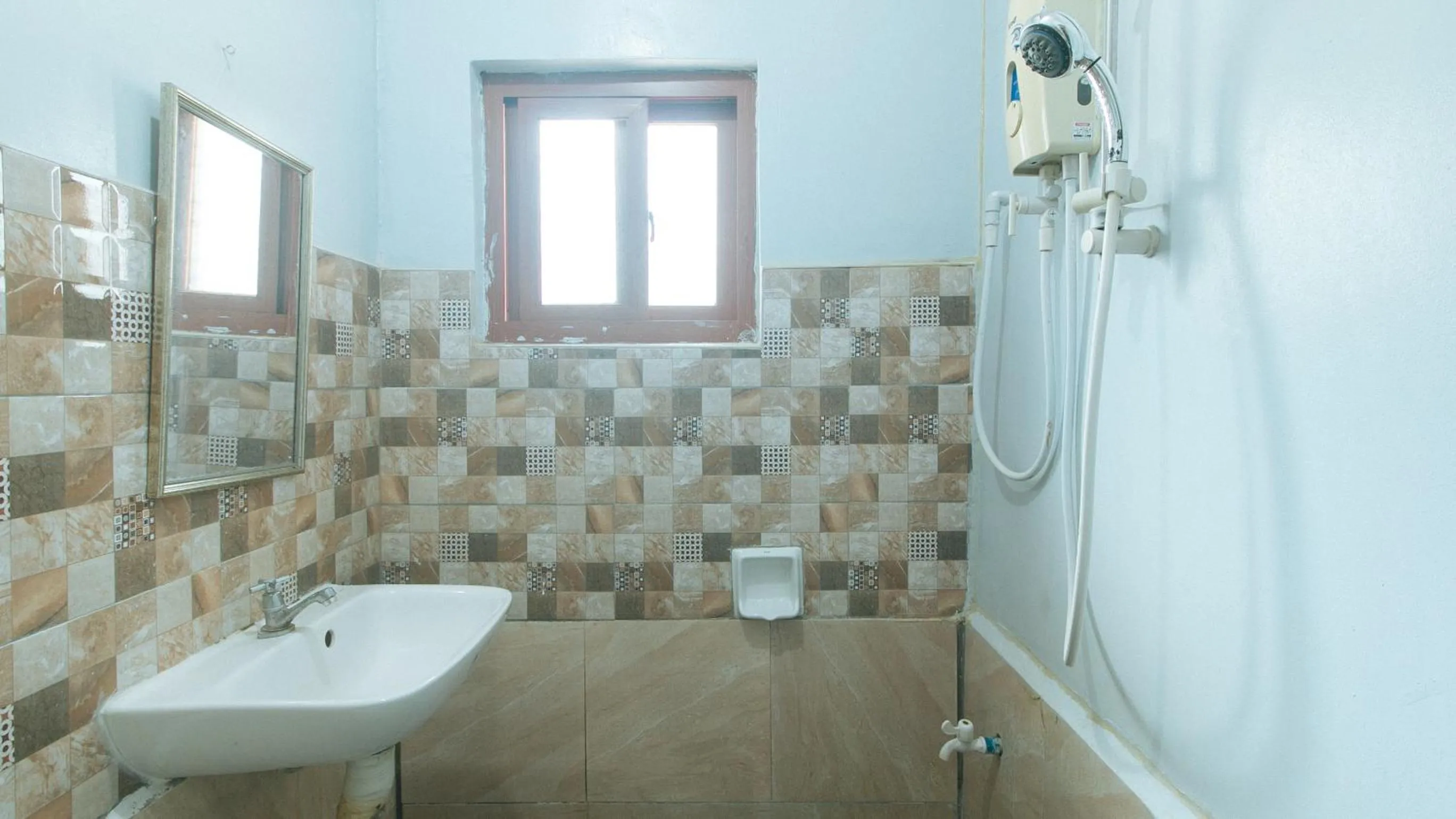 Shower in RedDoorz at Bunakidz Lodge El Nido Palawan