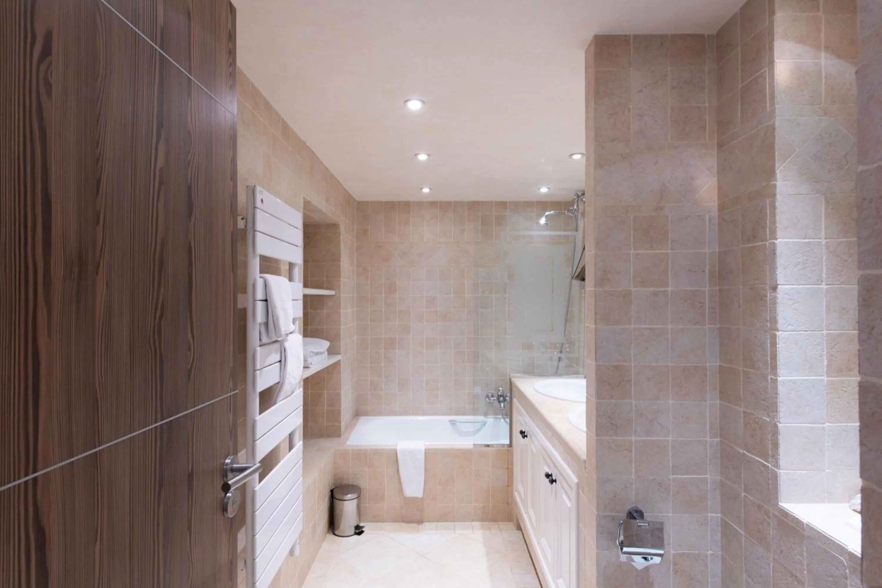 Bathroom in Hôtel Golf & Spa Château de la Bégude The Originals Collection