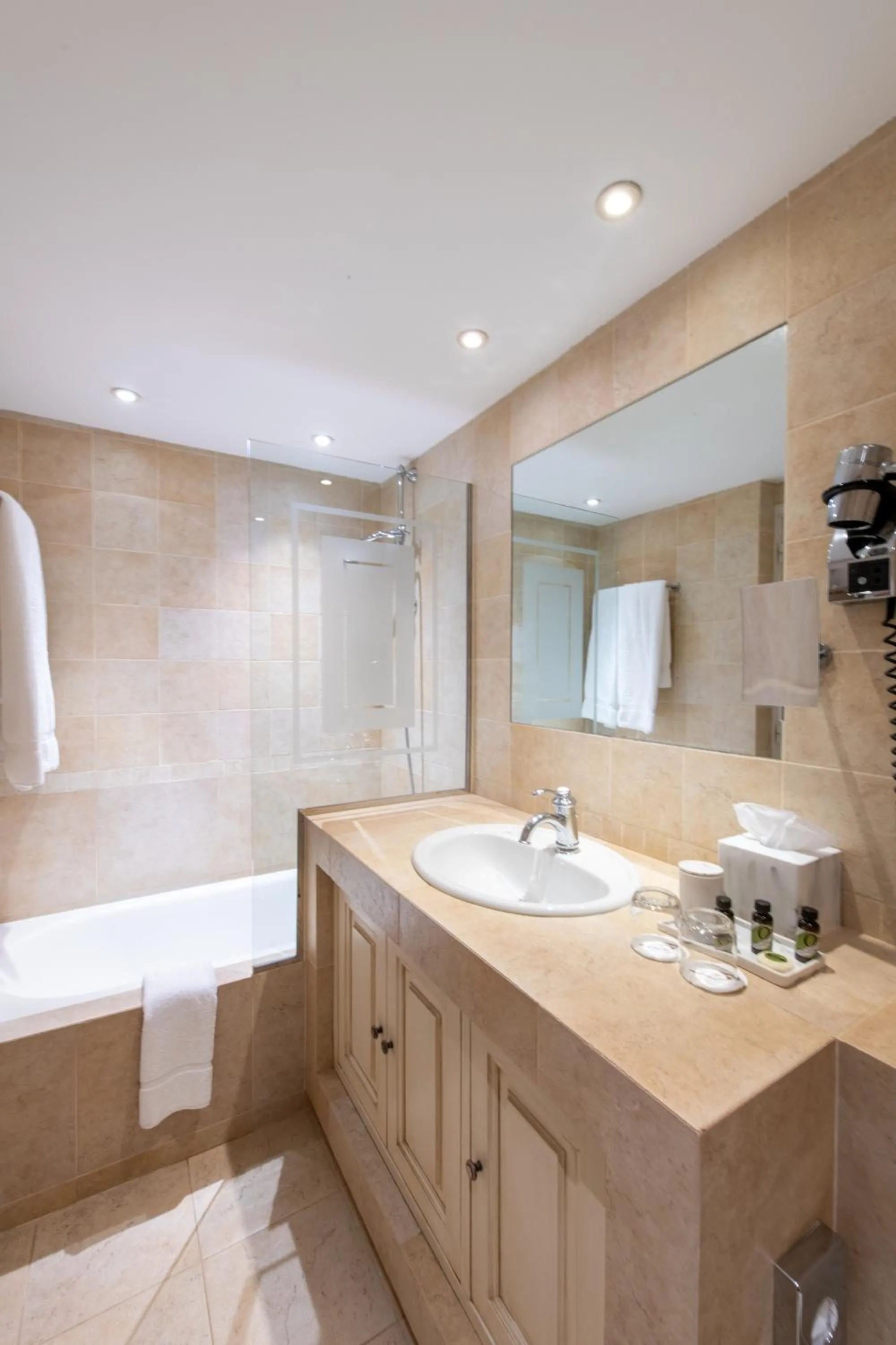 Bathroom in Hôtel Golf & Spa Château de la Bégude The Originals Collection