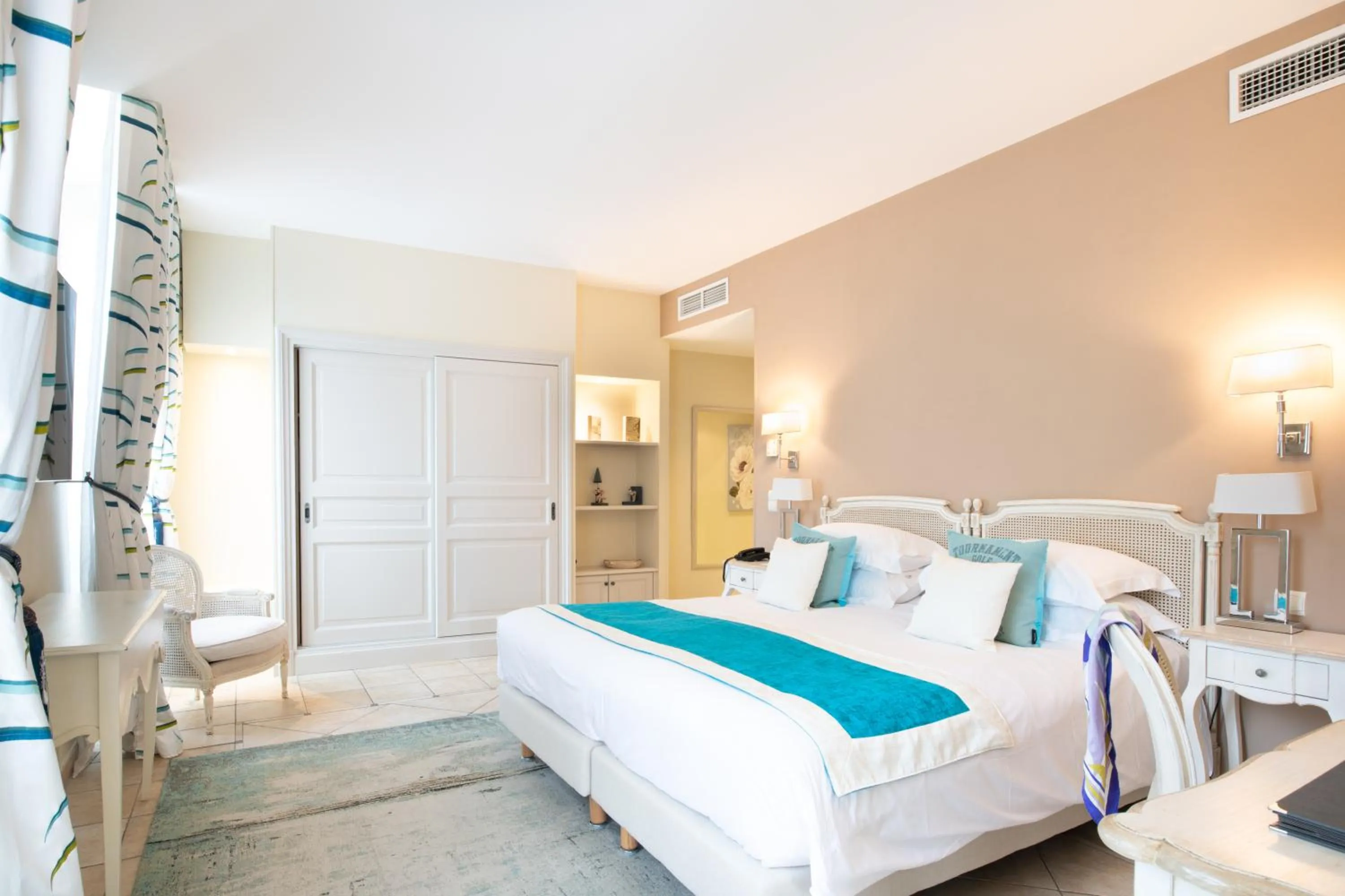 Bedroom, Bed in Hôtel Golf & Spa Château de la Bégude The Originals Collection