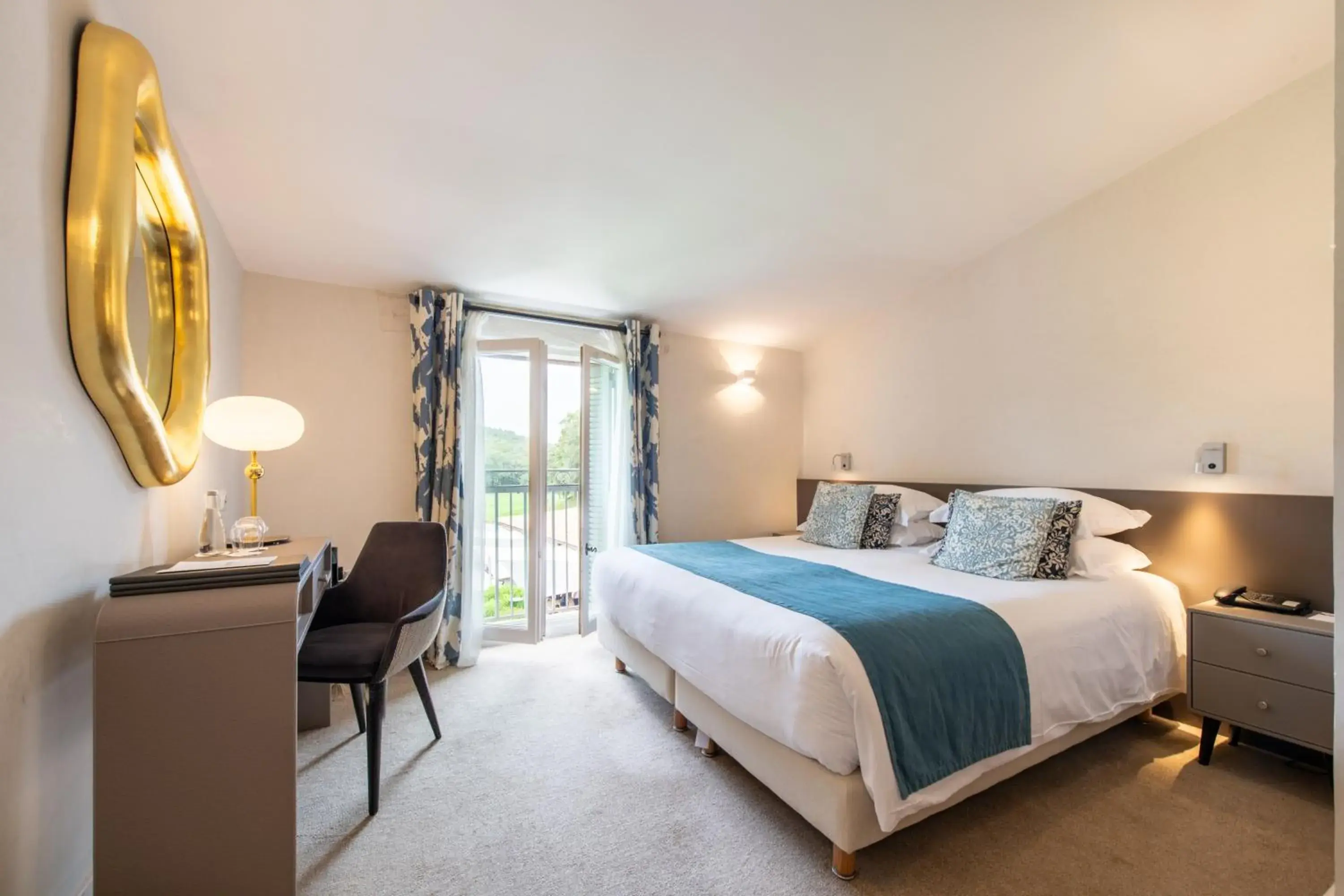 Junior Suite in Hôtel Golf & Spa Château de la Bégude The Originals Collection Junior Suite in Hôtel Golf & Spa Château de la Bégude The Originals Collection