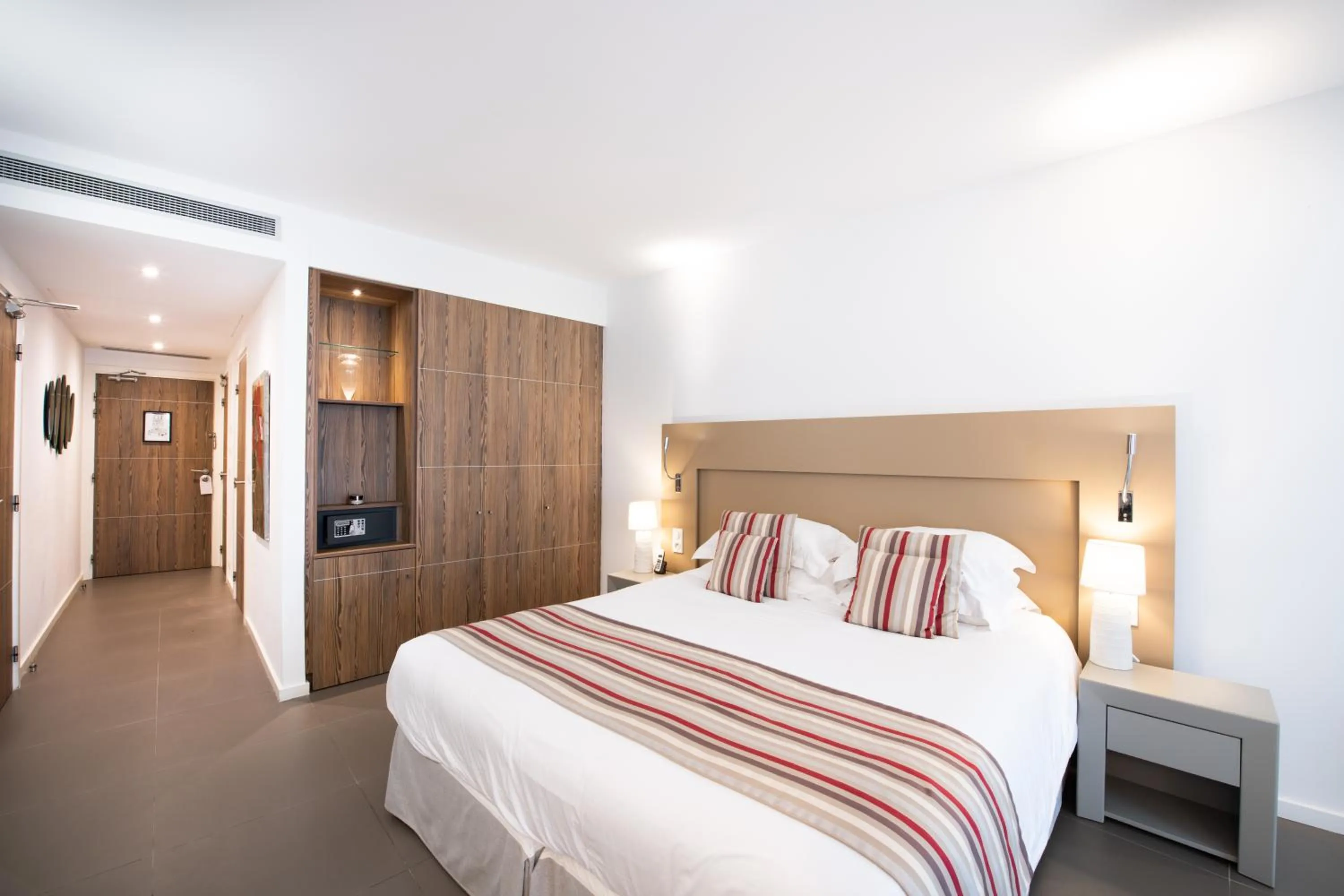 Bed in Hôtel Golf & Spa Château de la Bégude The Originals Collection