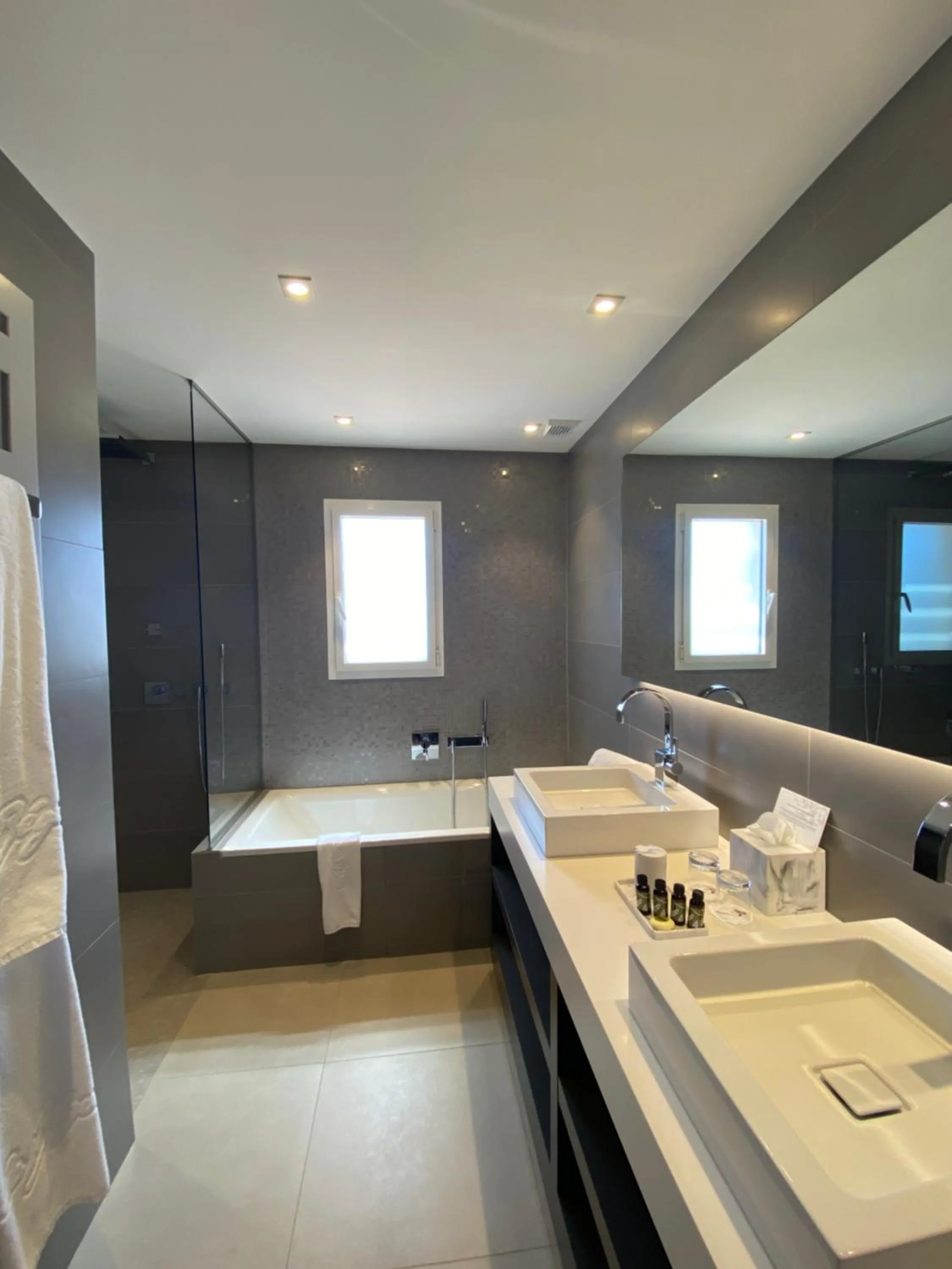 Bathroom in Hôtel Golf & Spa Château de la Bégude The Originals Collection