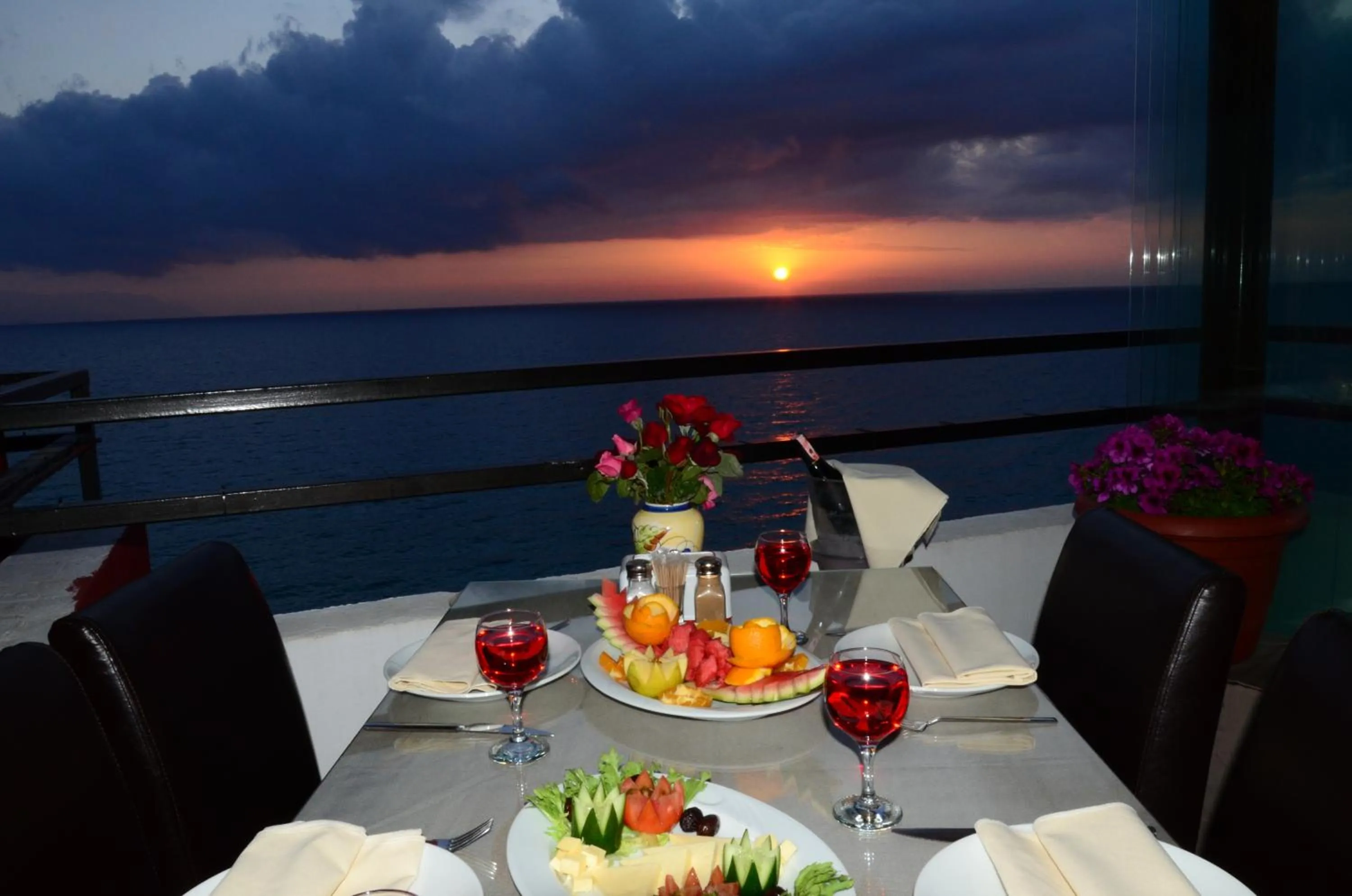 Restaurant/places to eat in Sunday Beach Hotel