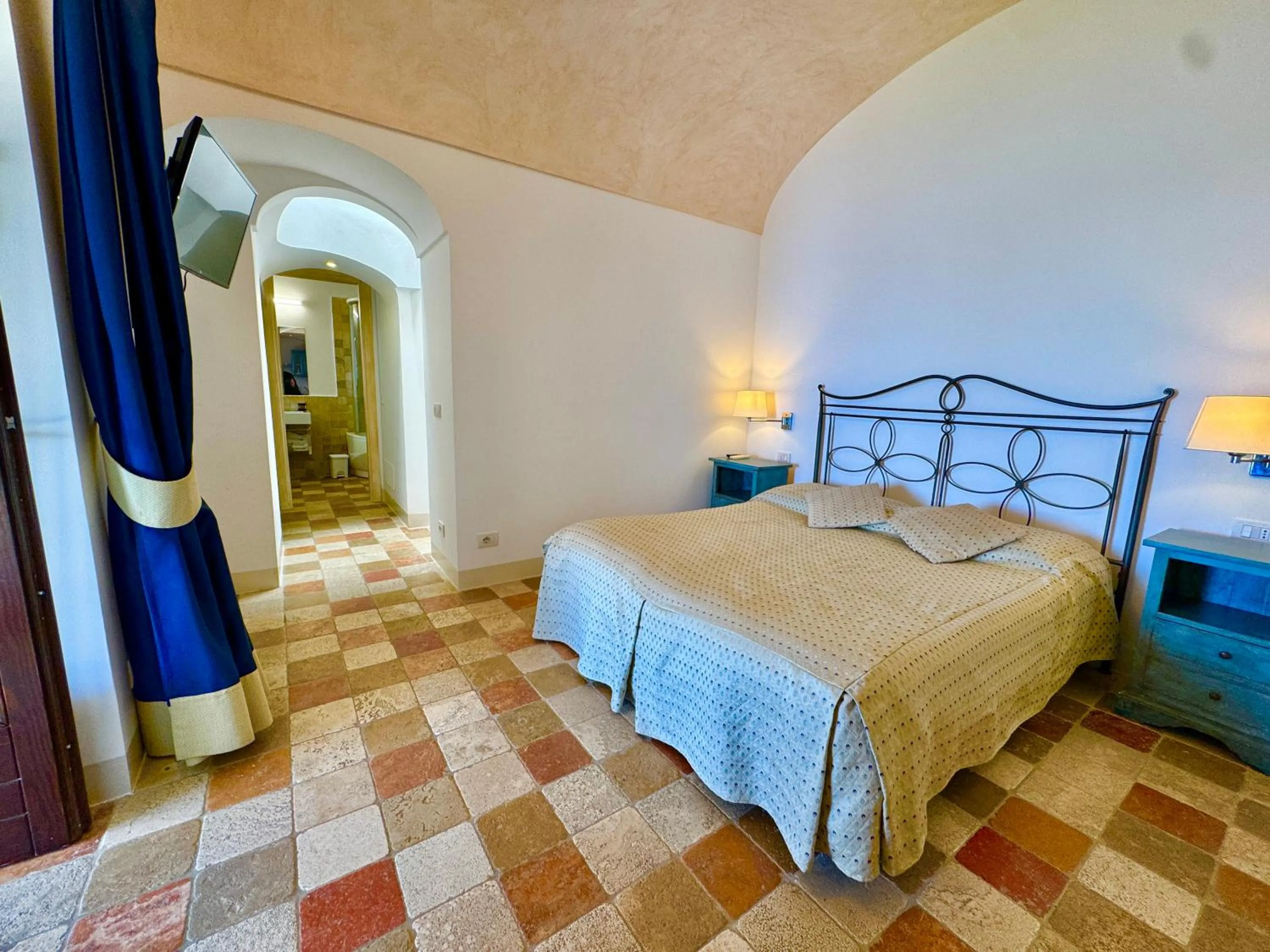 Bed in Villa Il Frantoio and Lilmar