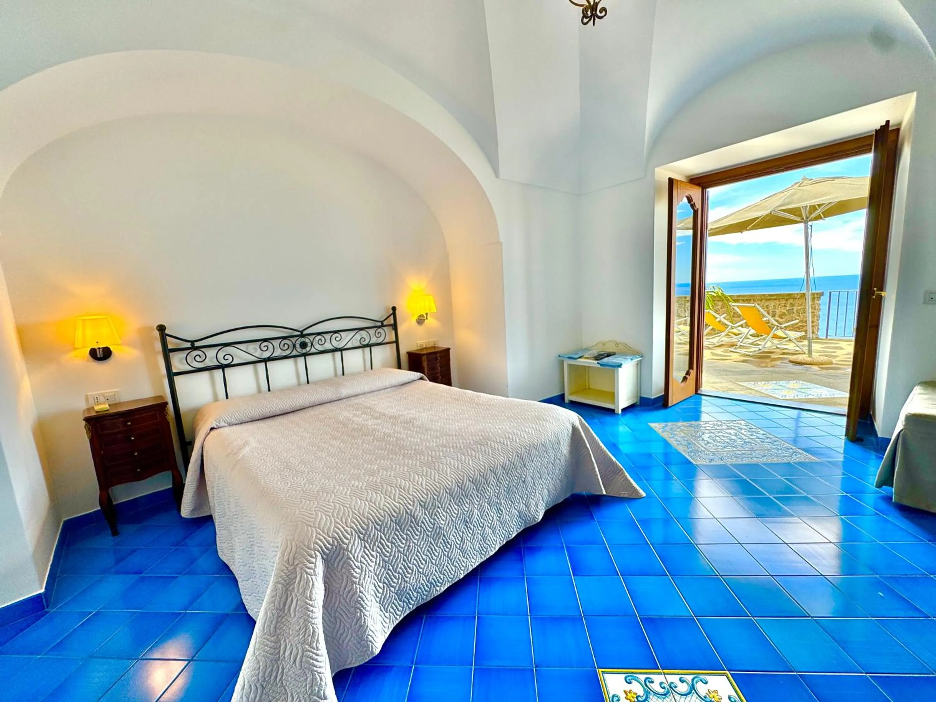 Photo of the whole room, Bed in Villa Il Frantoio and Lilmar