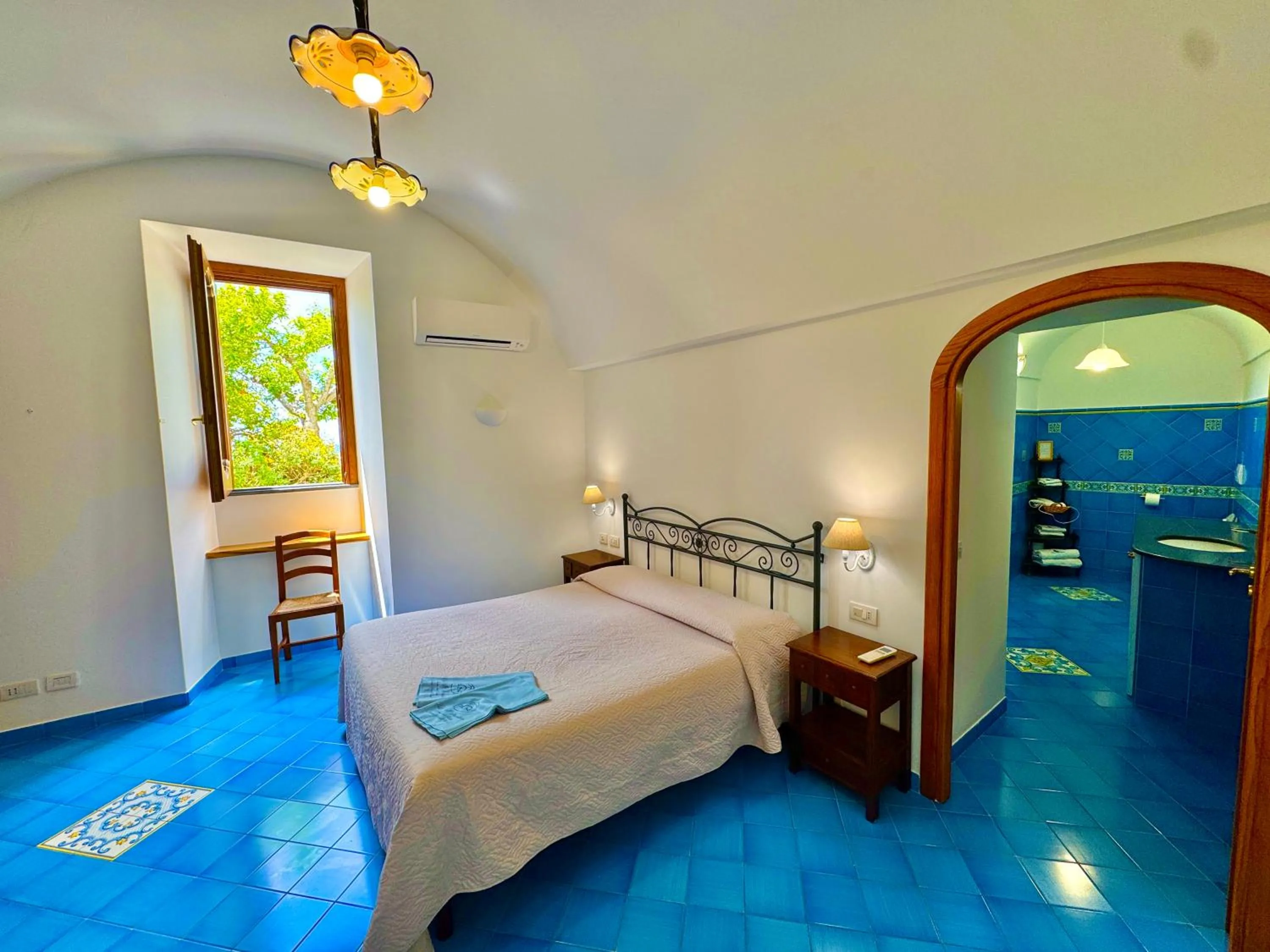 Photo of the whole room, Bed in Villa Il Frantoio and Lilmar