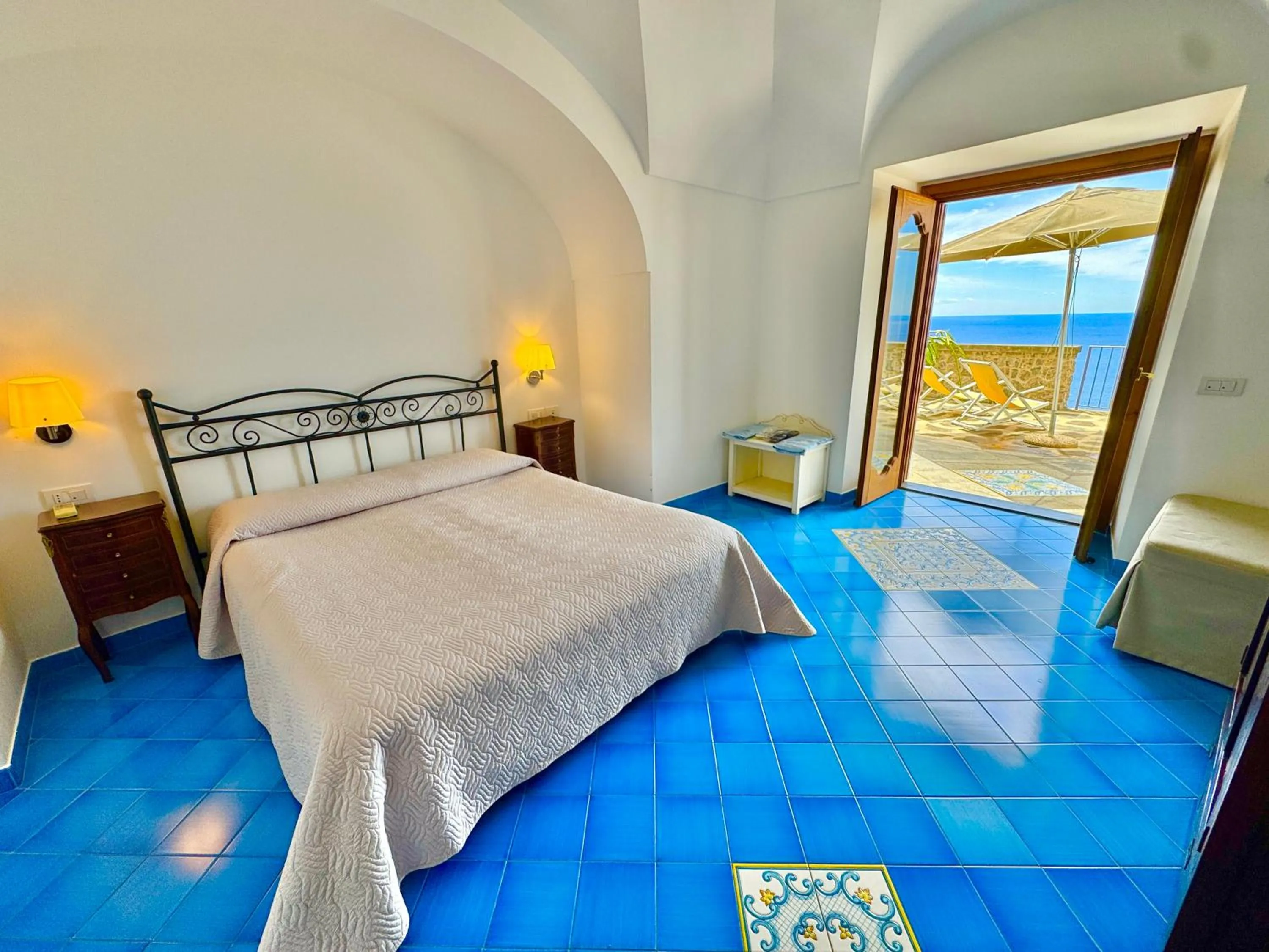 Bed in Villa Il Frantoio and Lilmar