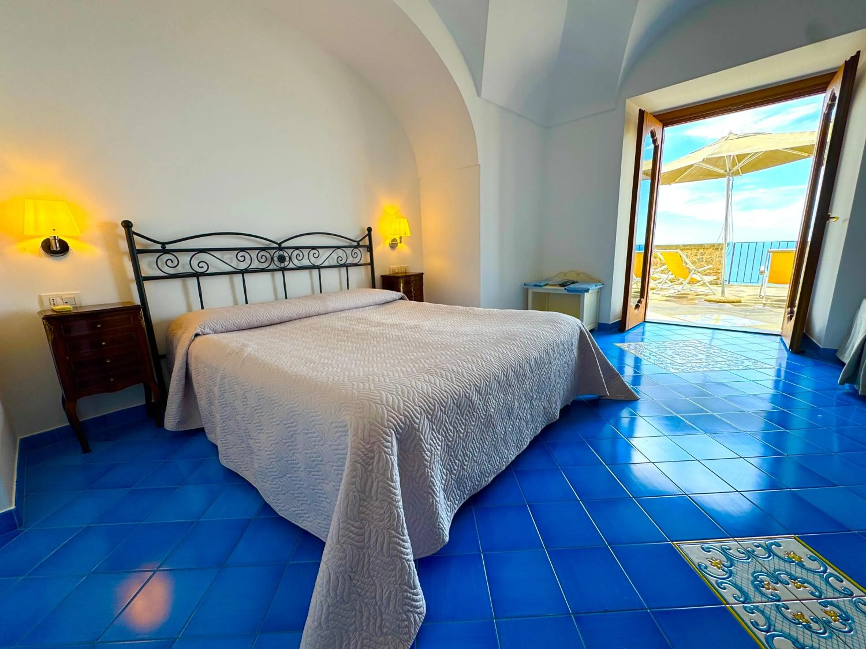 Photo of the whole room, Bed in Villa Il Frantoio and Lilmar