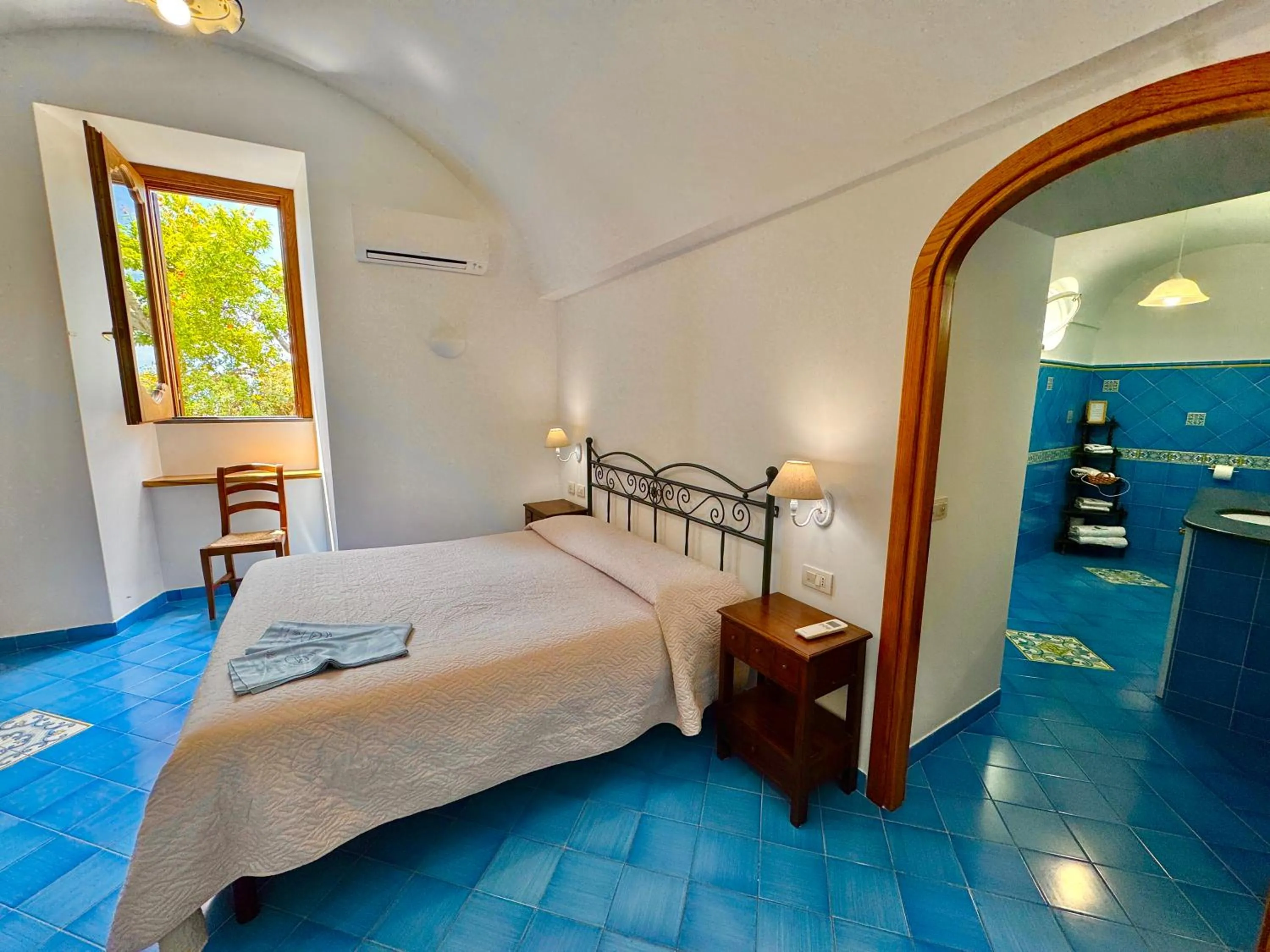 Bed in Villa Il Frantoio and Lilmar