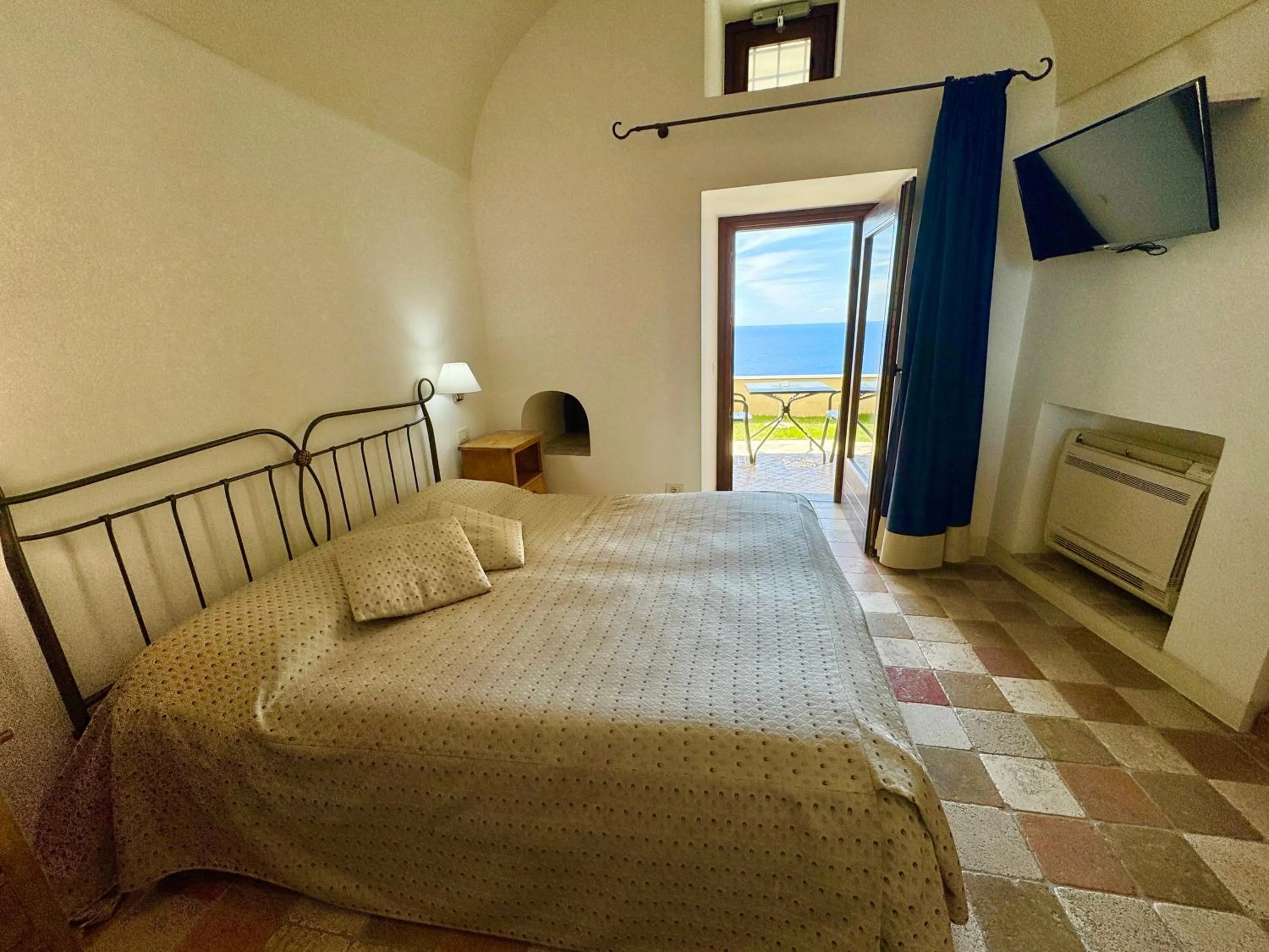 Bed in Villa Il Frantoio and Lilmar