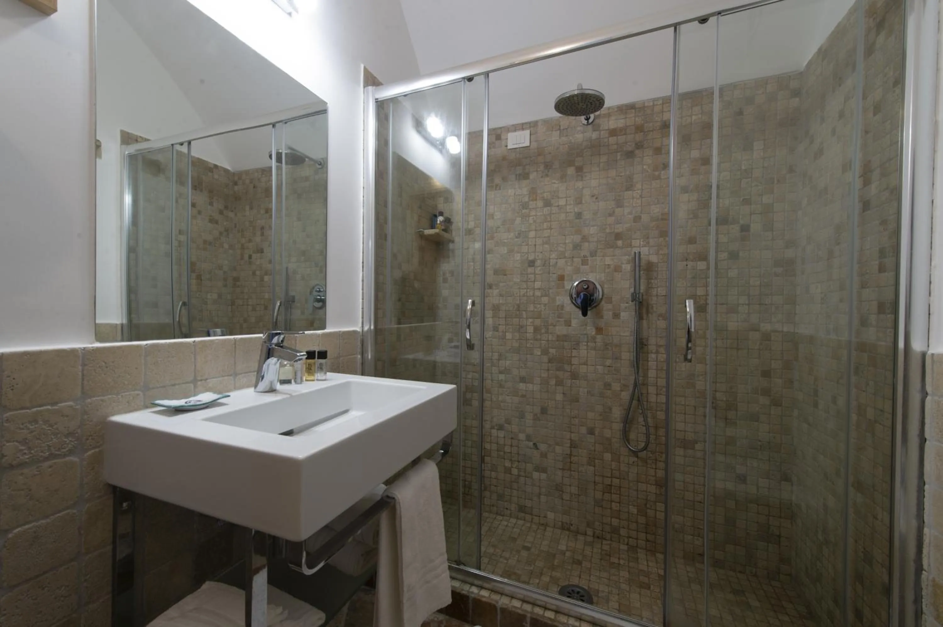 Bathroom in Villa Il Frantoio and Lilmar