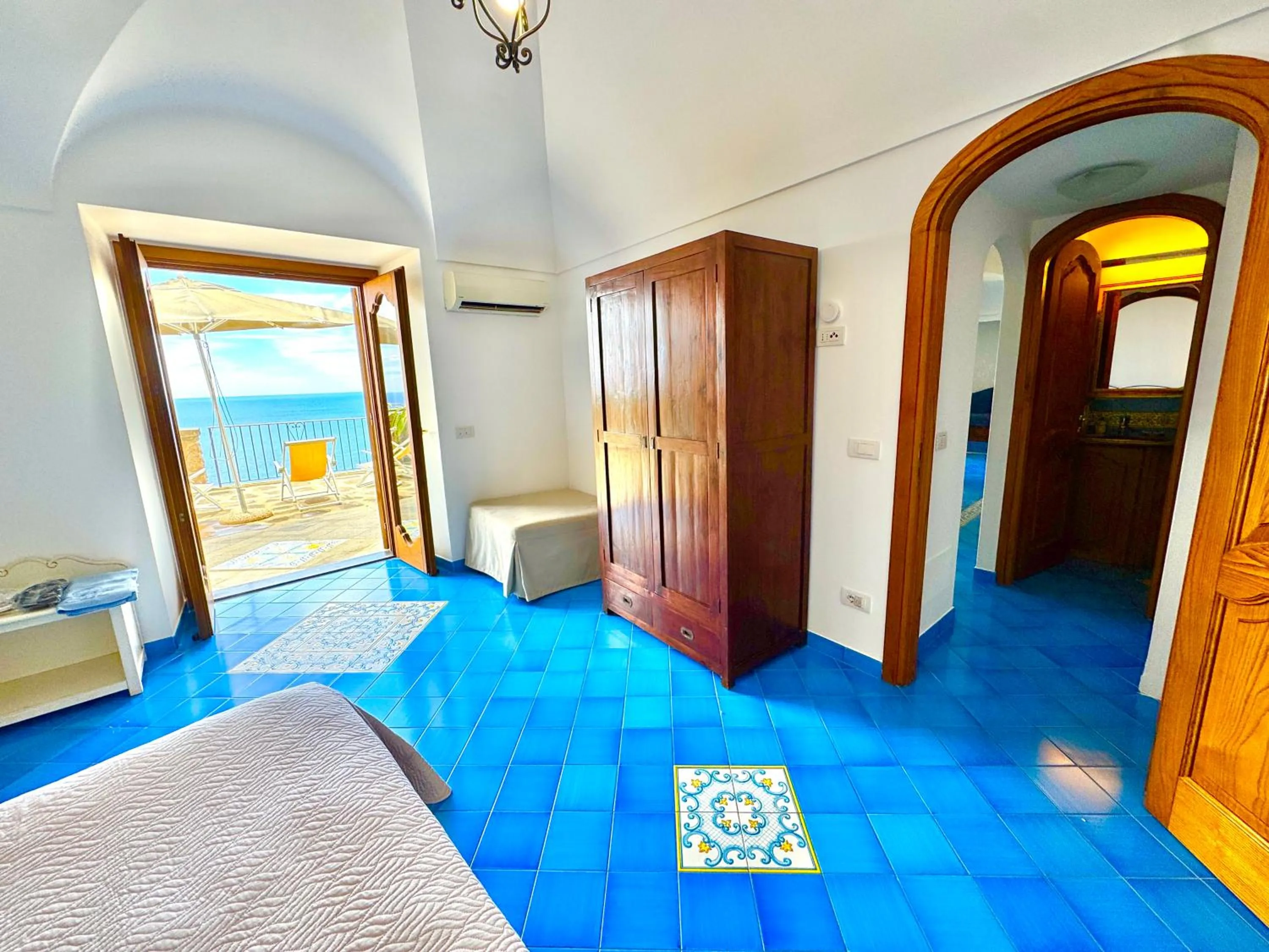 Bed in Villa Il Frantoio and Lilmar