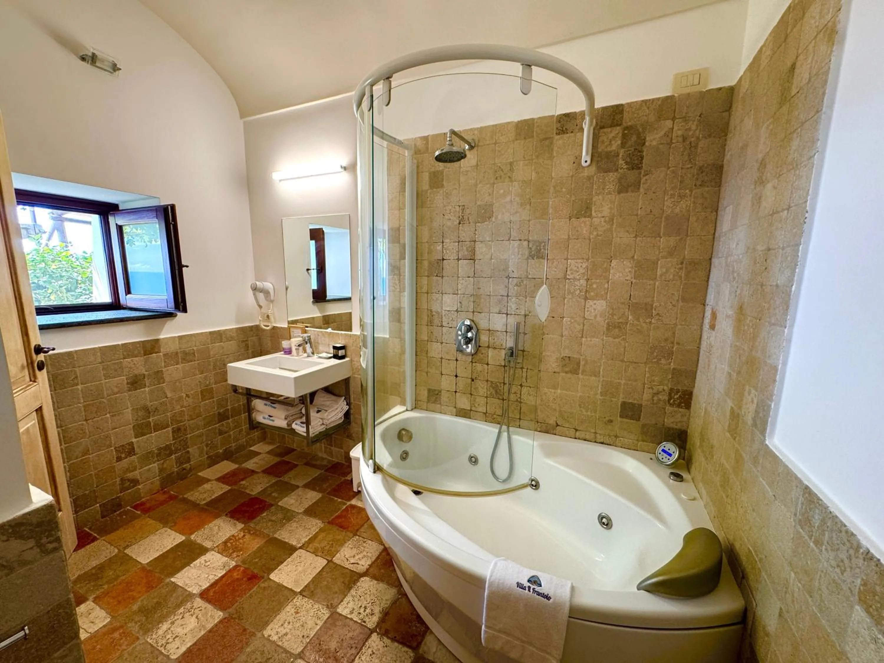 Shower in Villa Il Frantoio and Lilmar