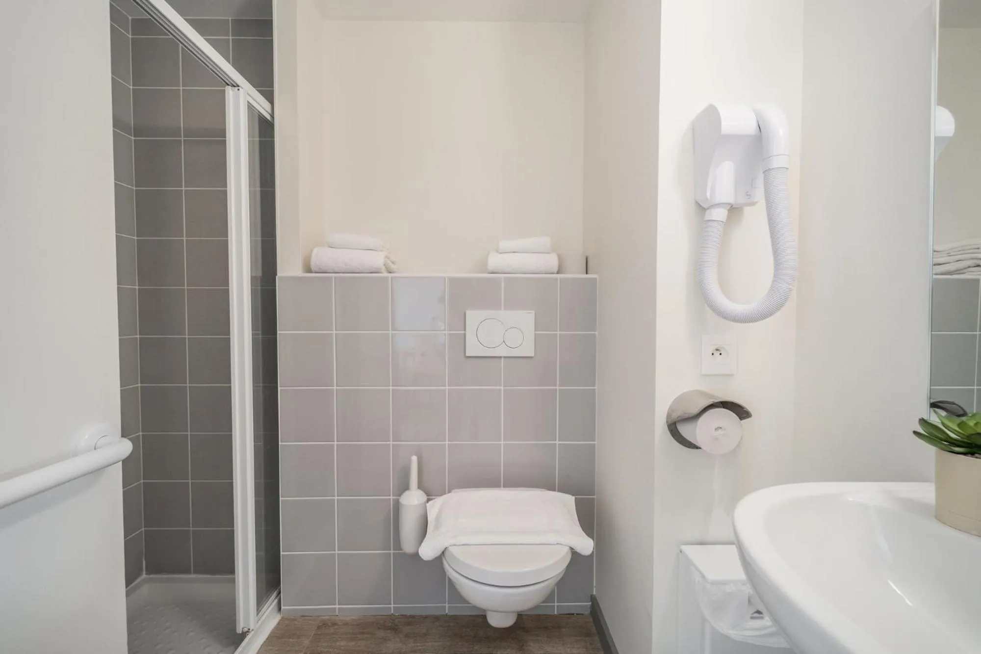 Shower in Centre Jean XXIII