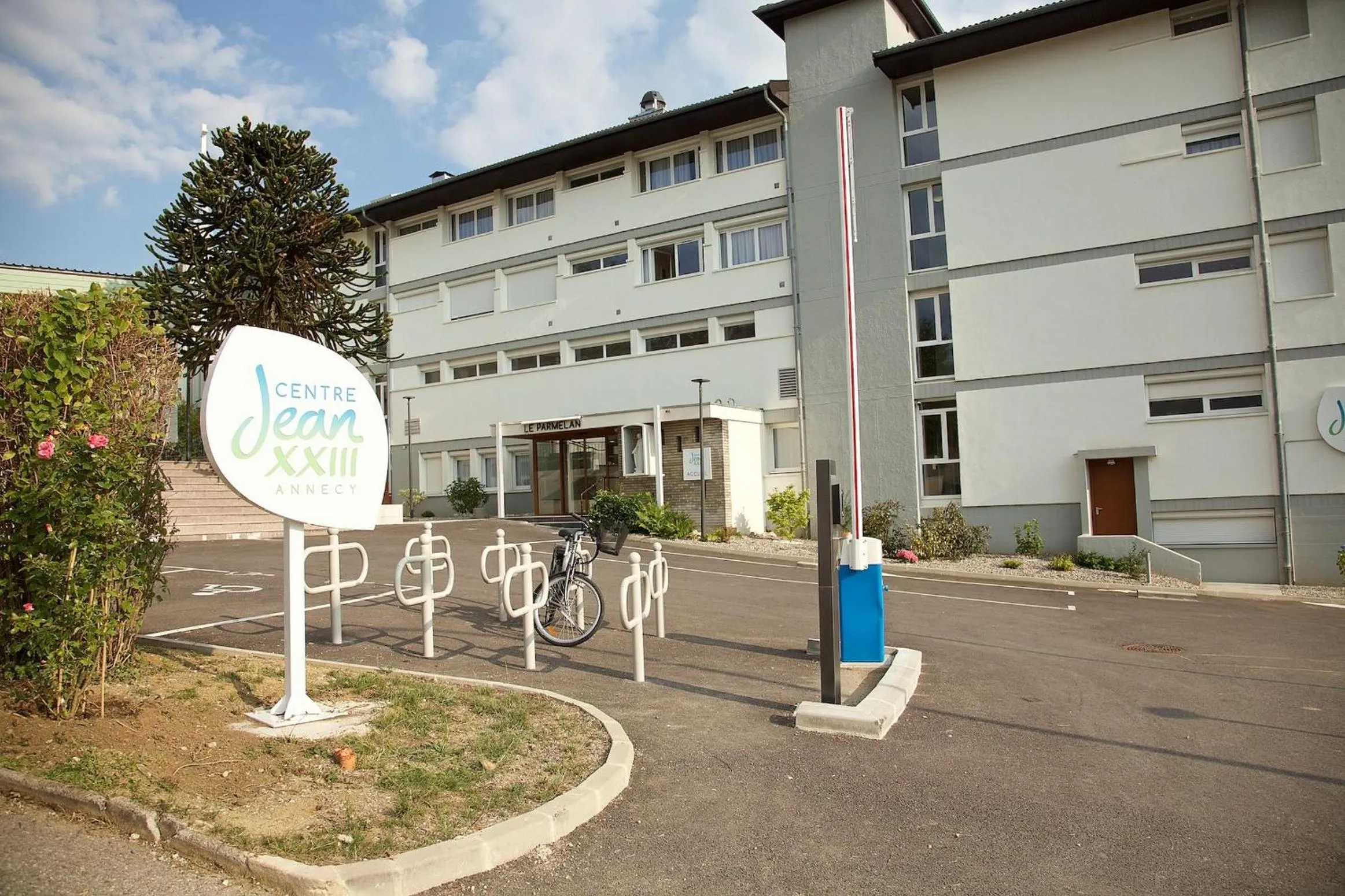 Facade/entrance in Centre Jean XXIII