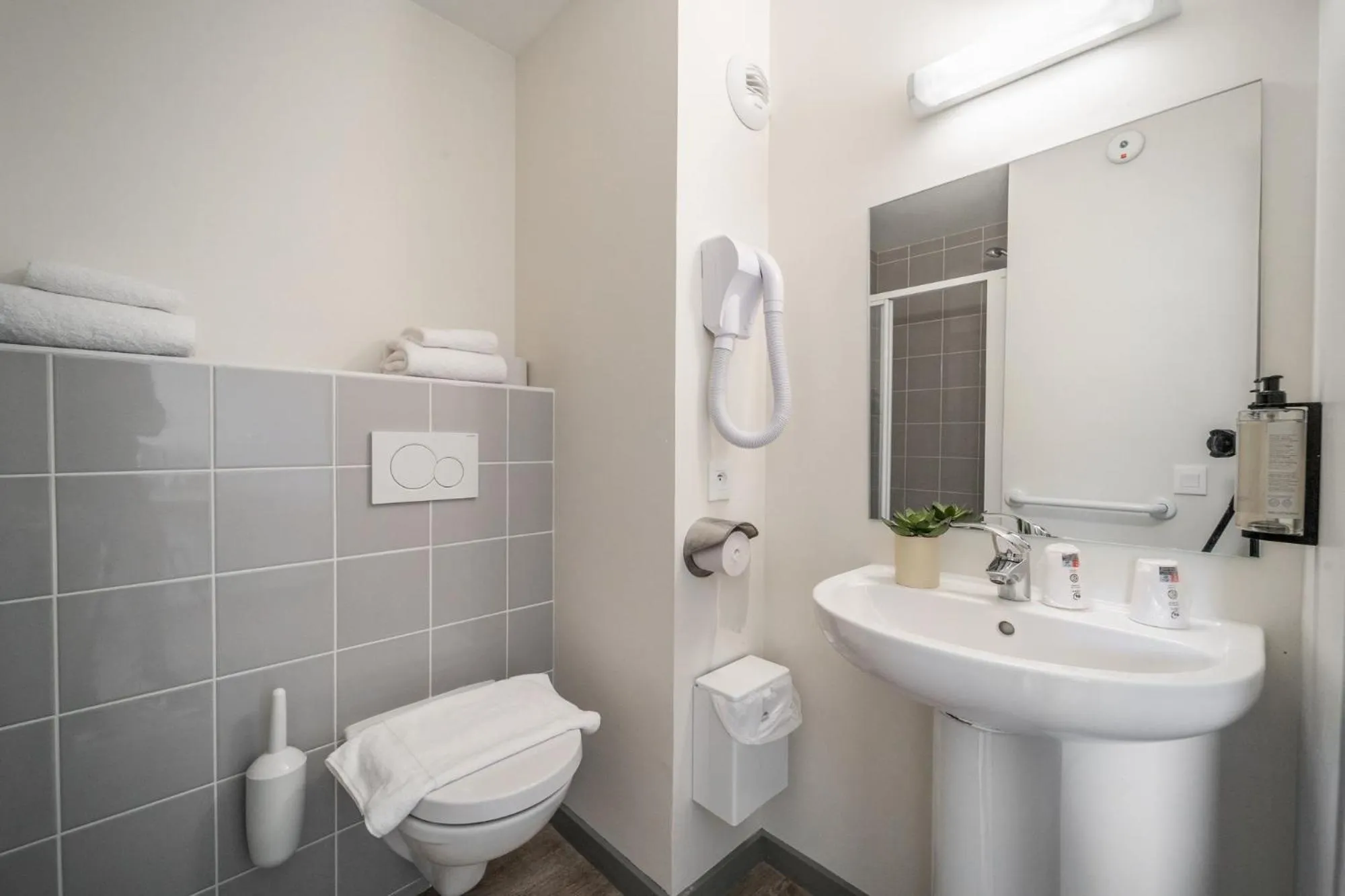 Shower in Centre Jean XXIII