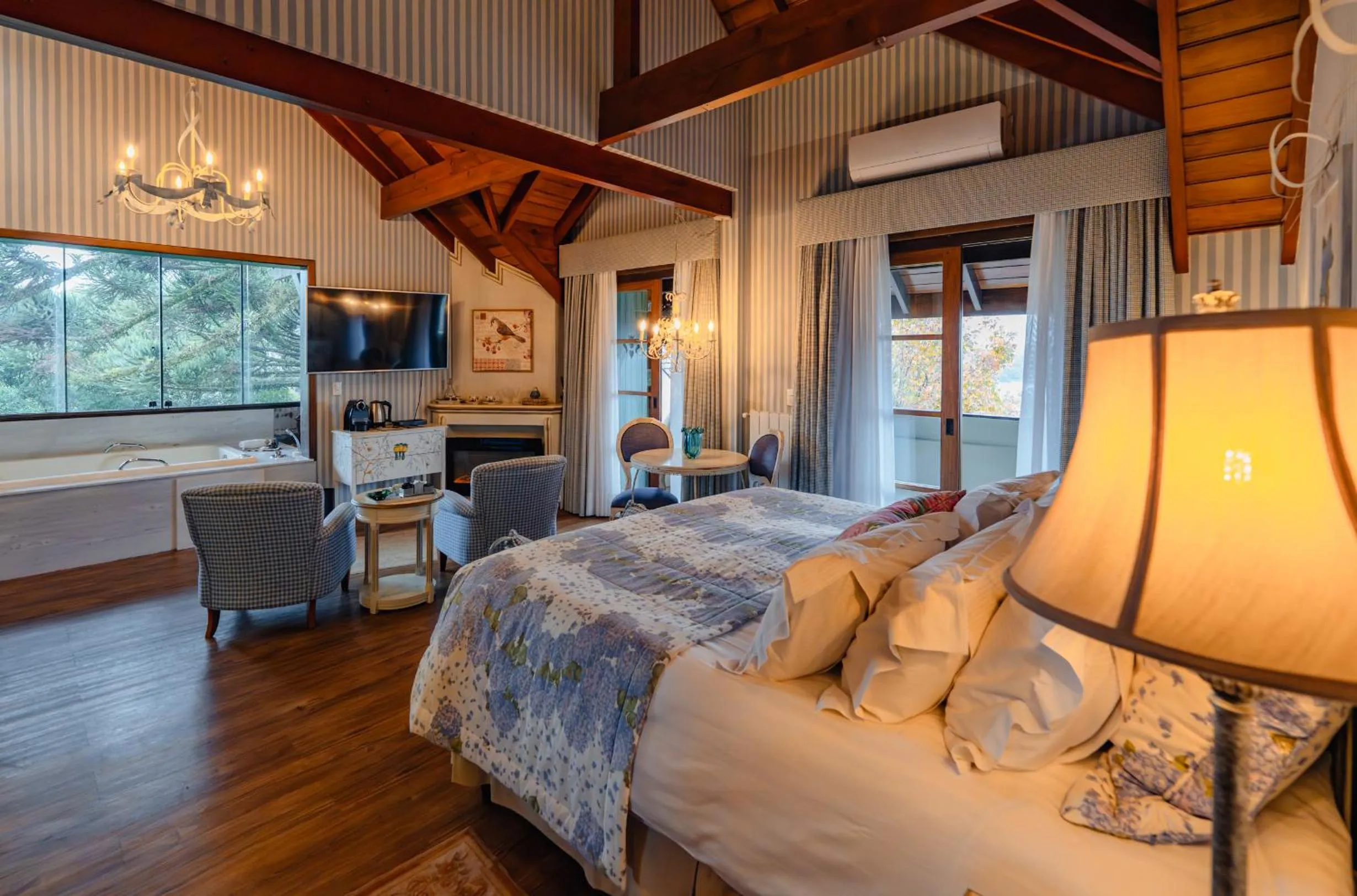 Communal lounge/ TV room, Bed in Casa da Montanha