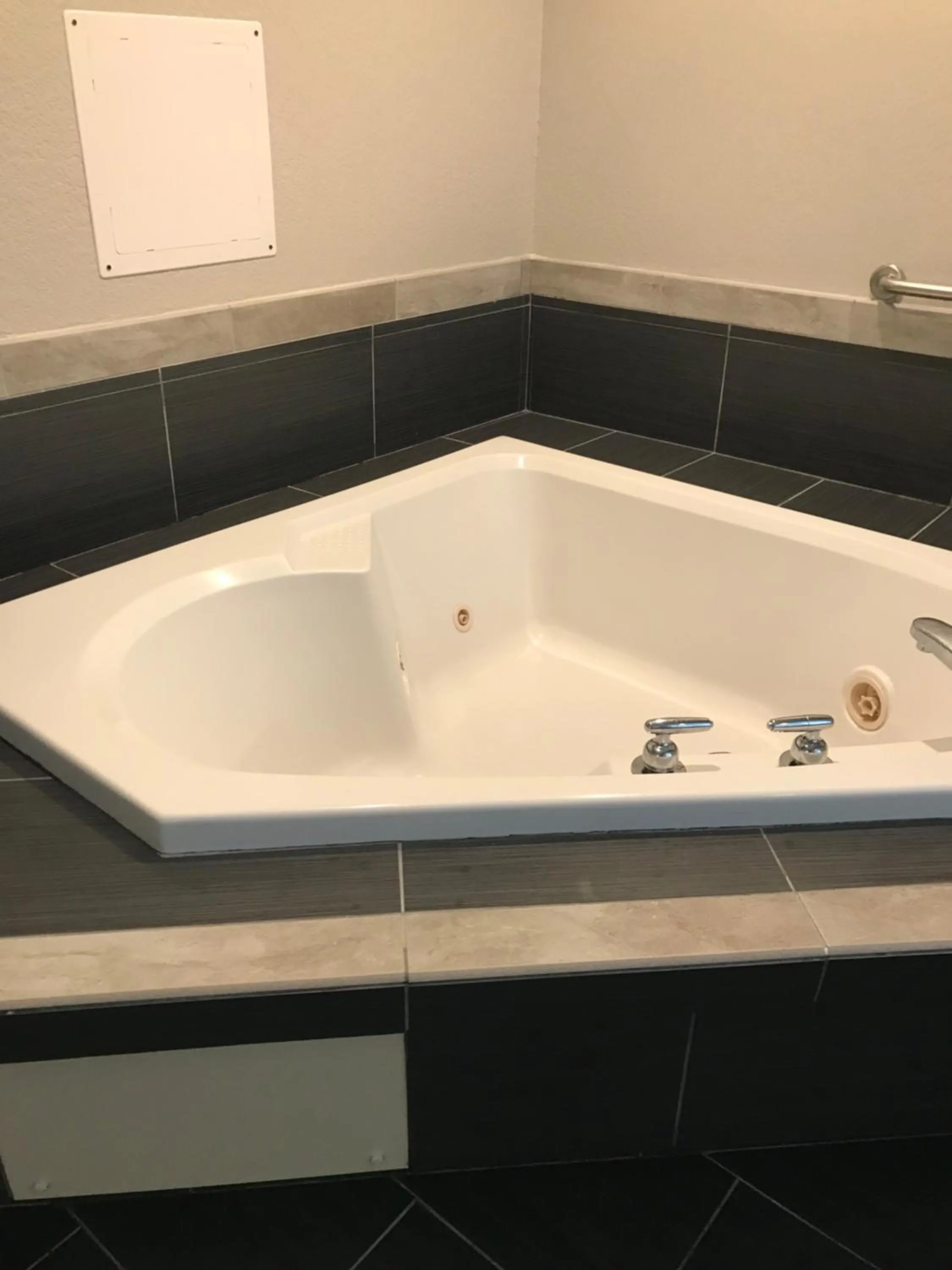 Hot Tub in Microtel Inn & Suites Urbandale