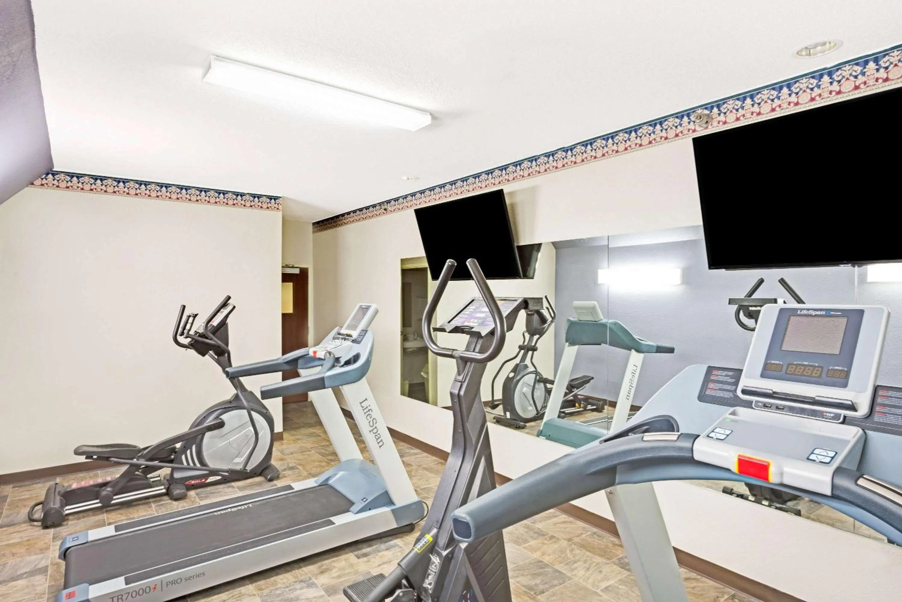 Fitness centre/facilities in Microtel Inn & Suites Urbandale