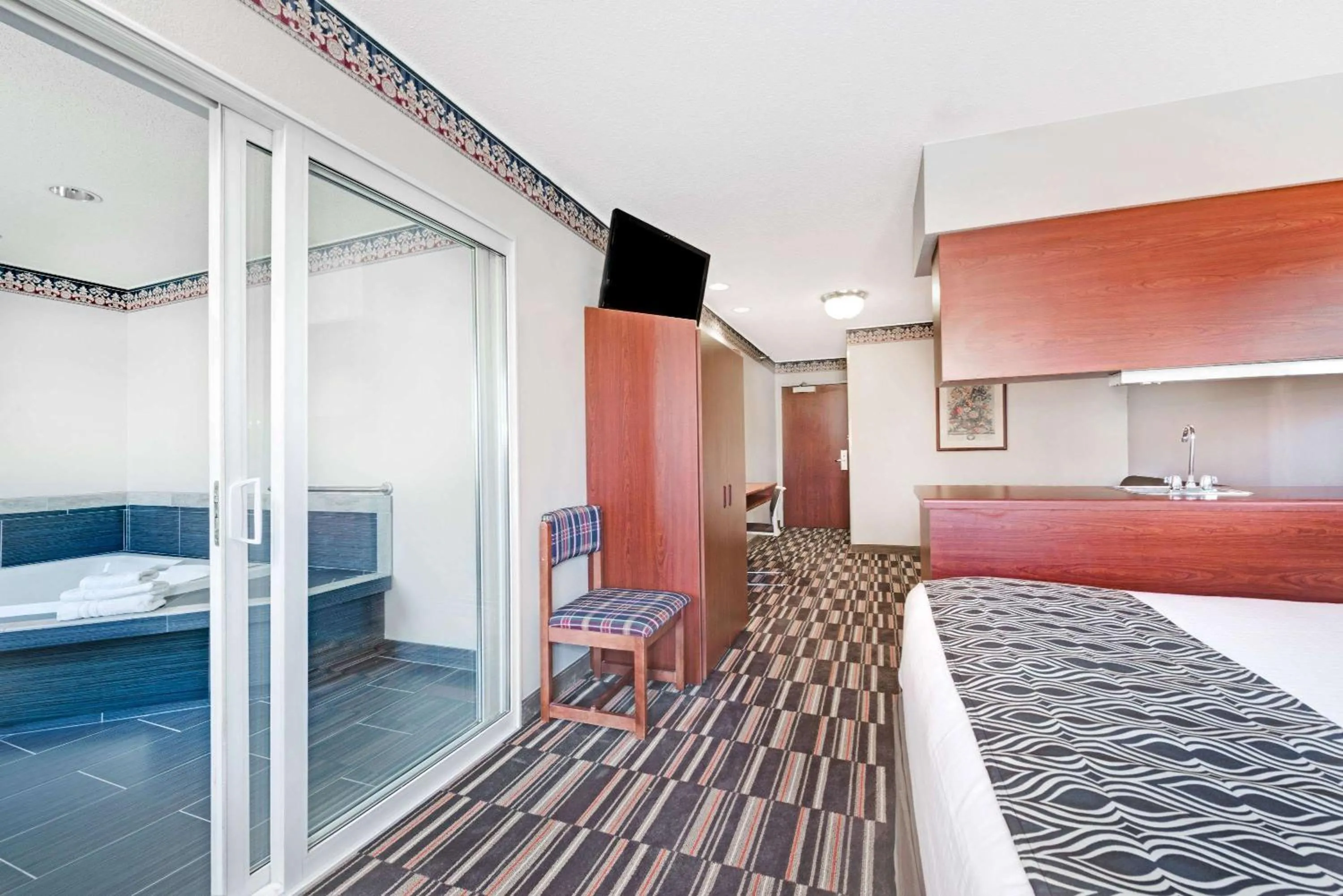 Photo of the whole room, Bed in Microtel Inn & Suites Urbandale