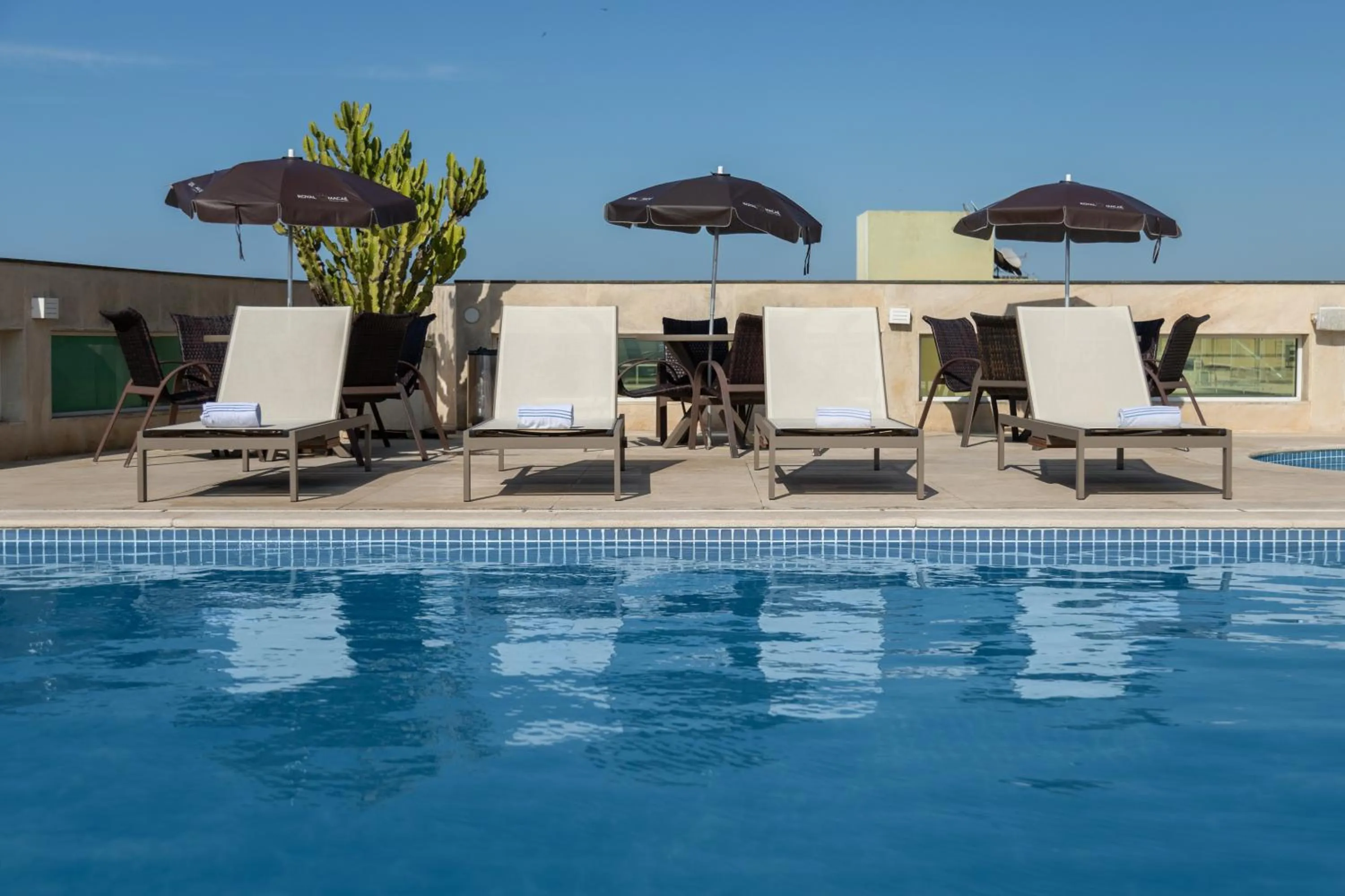 Swimming pool in Royal Macaé Palace Hotel