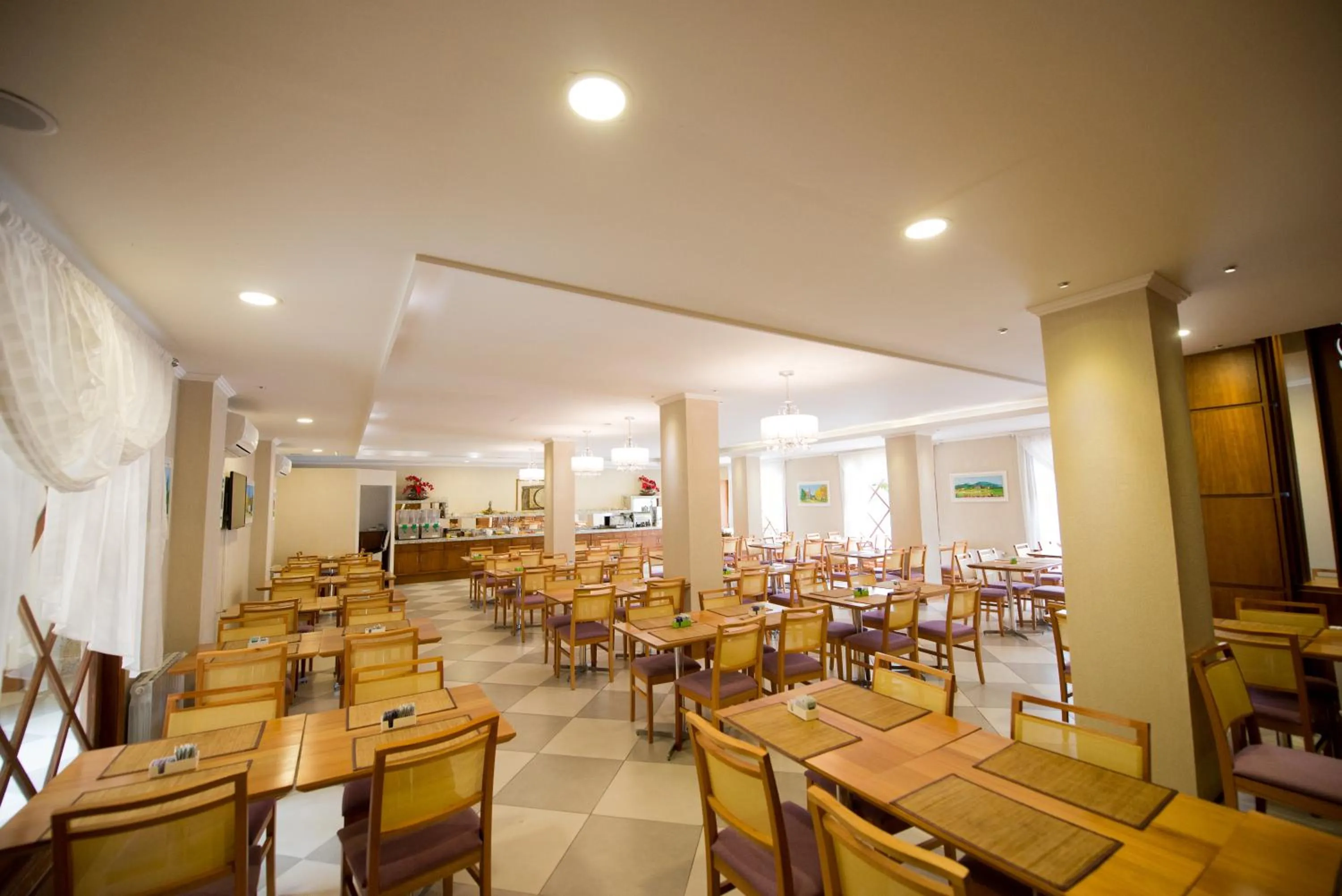 Restaurant/places to eat in Life Hotel Infinity