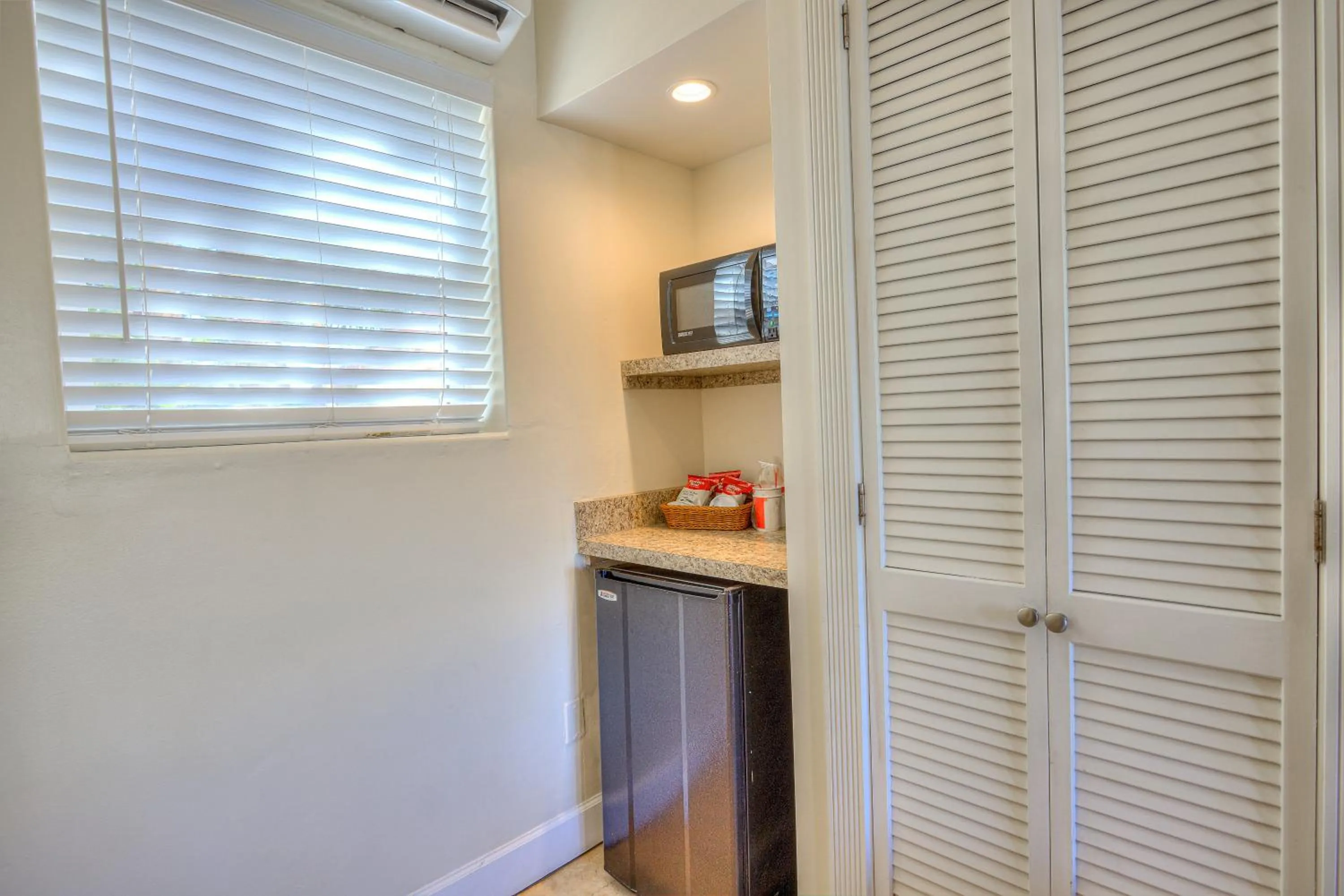 microwave in La Fiesta Ocean Inn & Suites