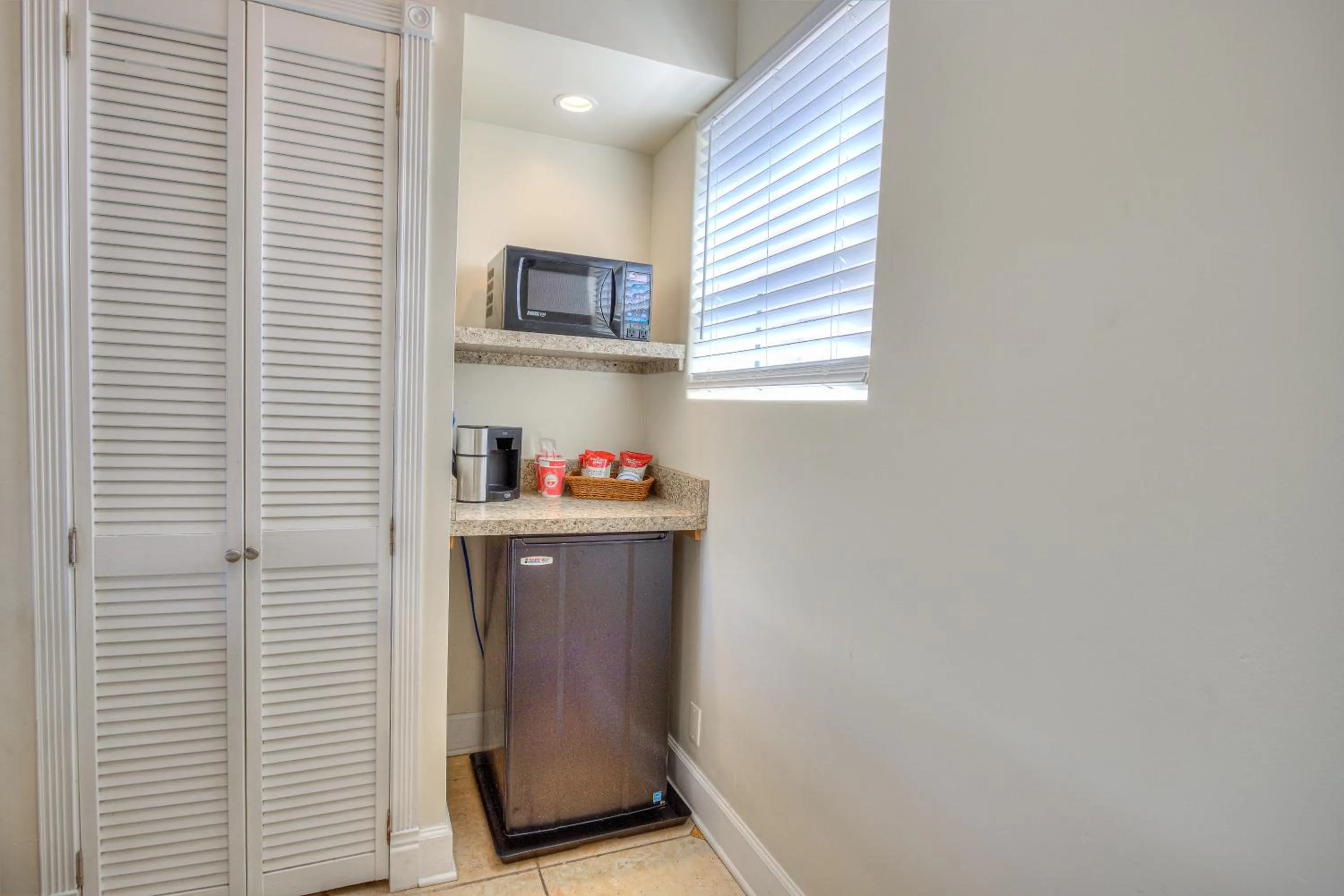 microwave in La Fiesta Ocean Inn & Suites