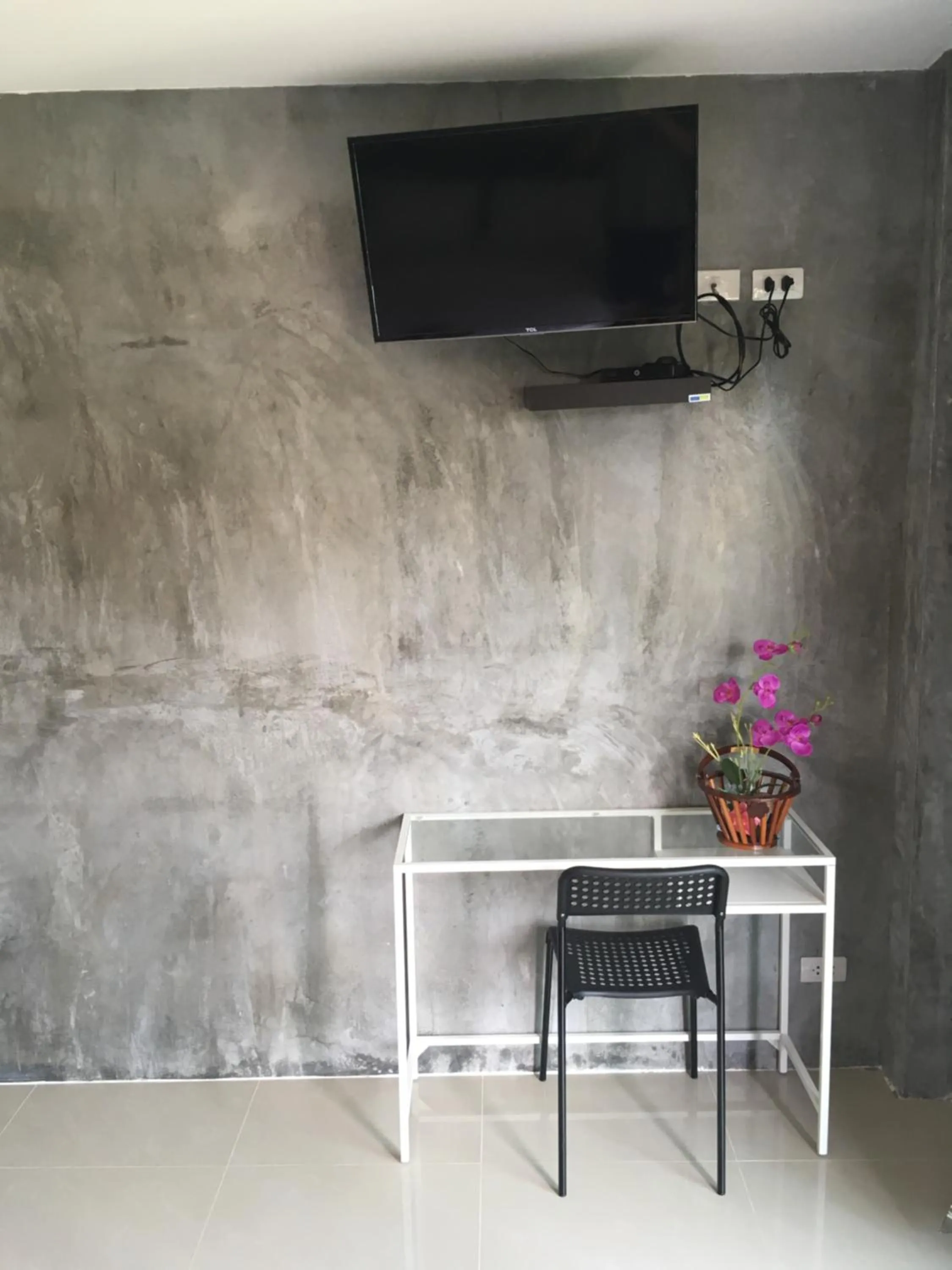 Communal lounge/ TV room in Maenam Villa Hotel