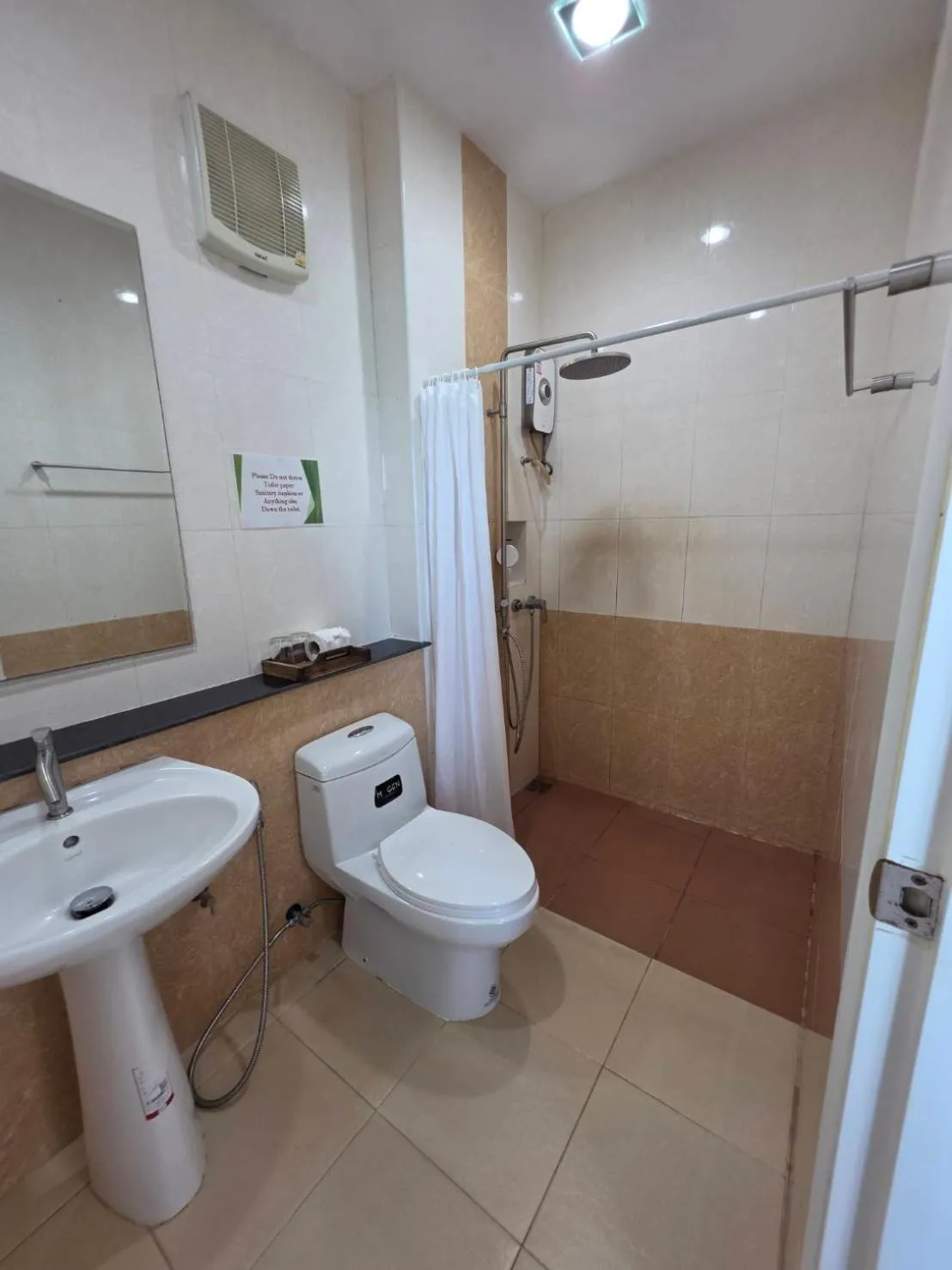 Bathroom in Maenam Villa Hotel