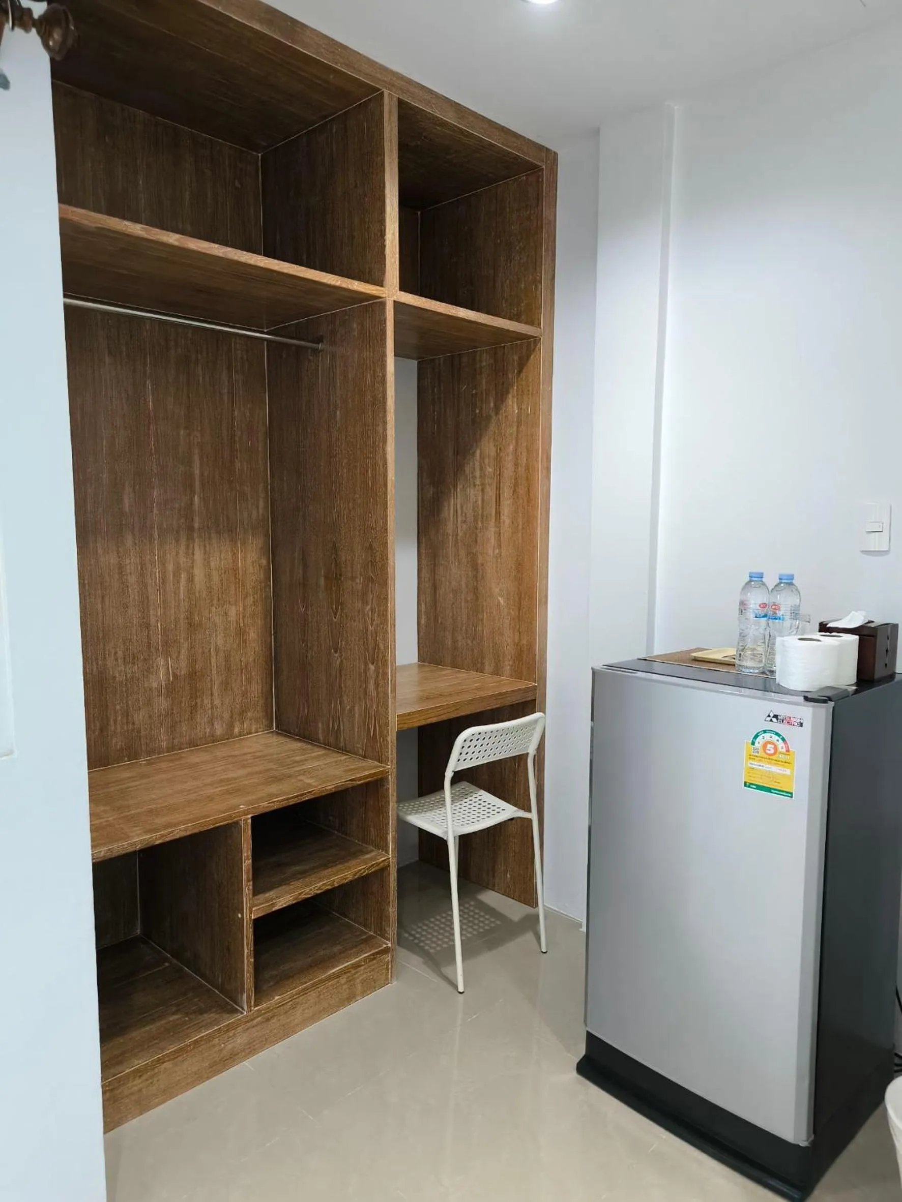 wardrobe in Maenam Villa Hotel