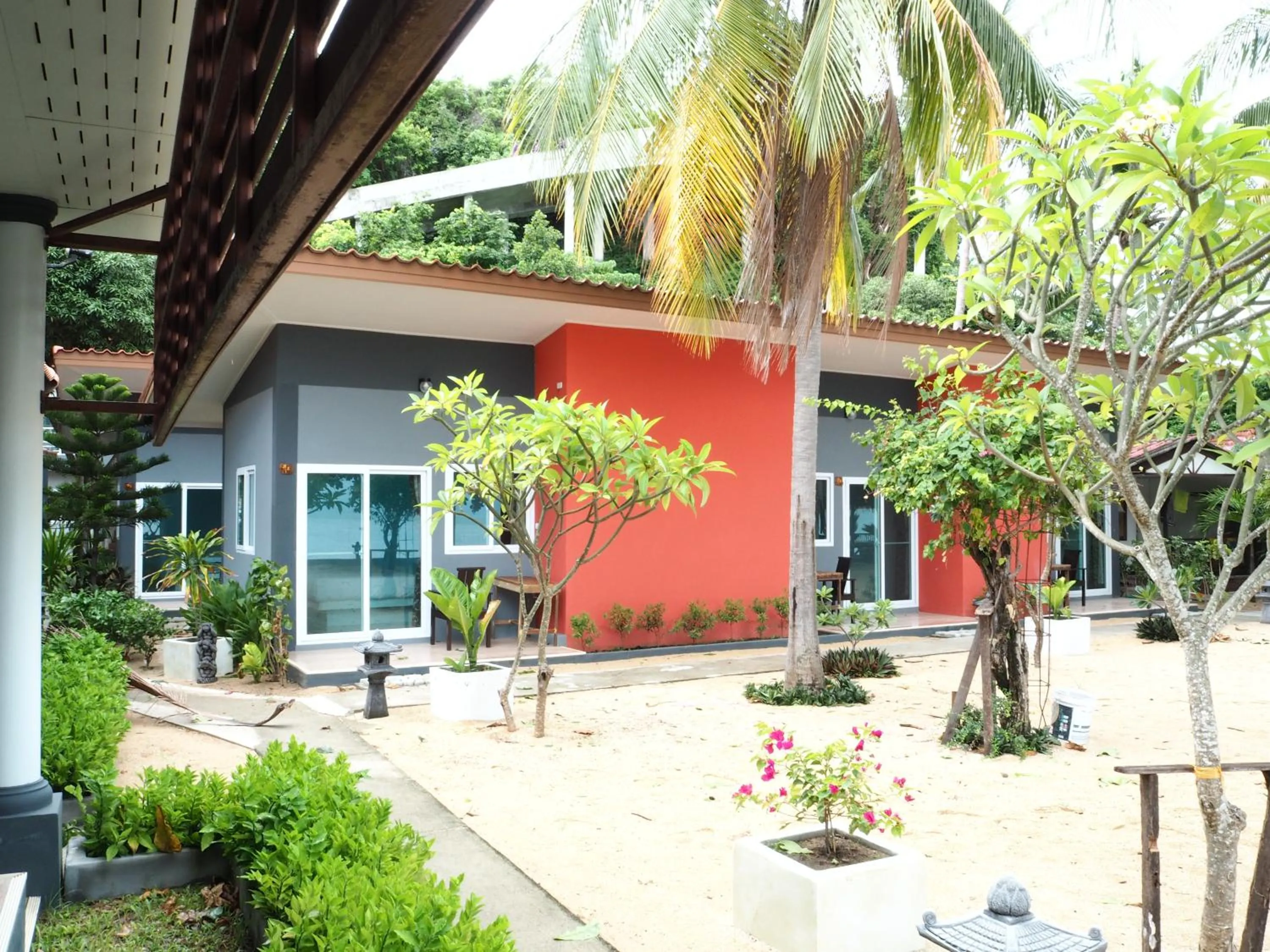 Property building in Maenam Villa Hotel