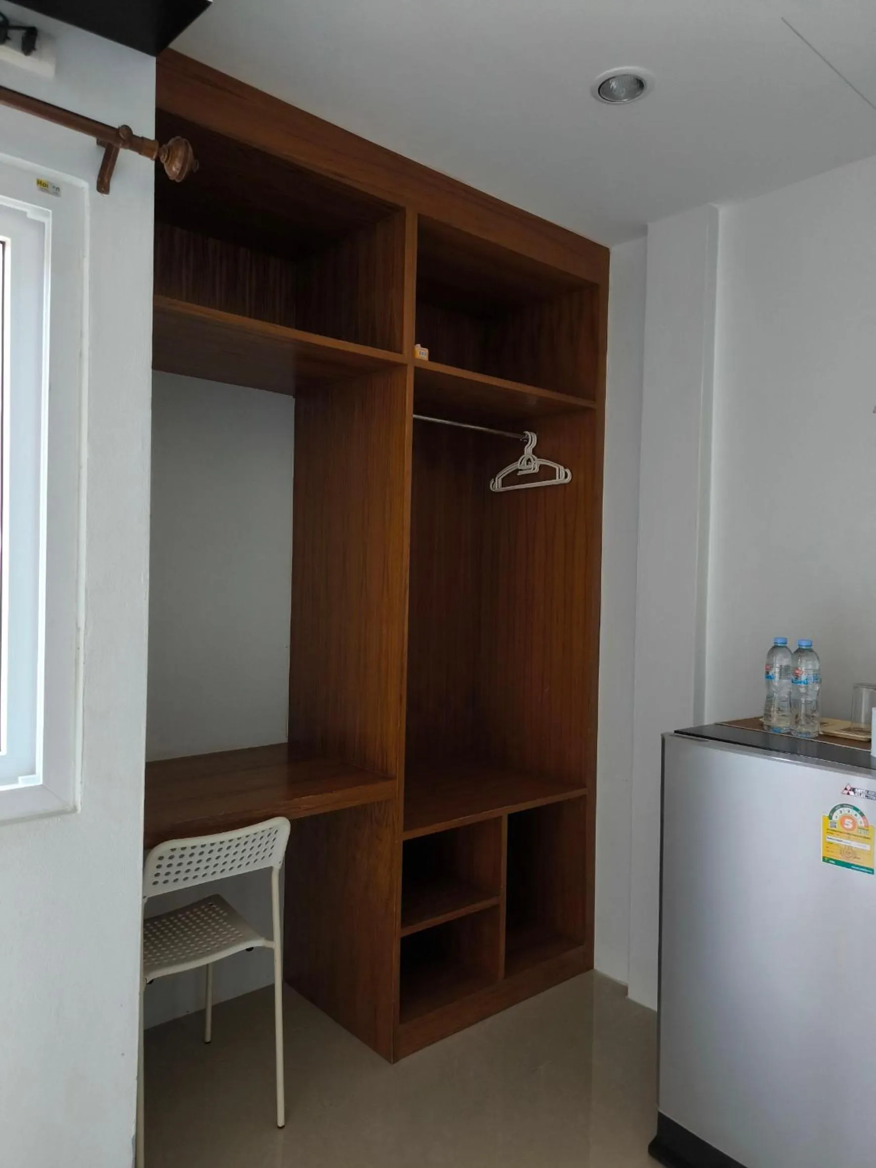wardrobe in Maenam Villa Hotel