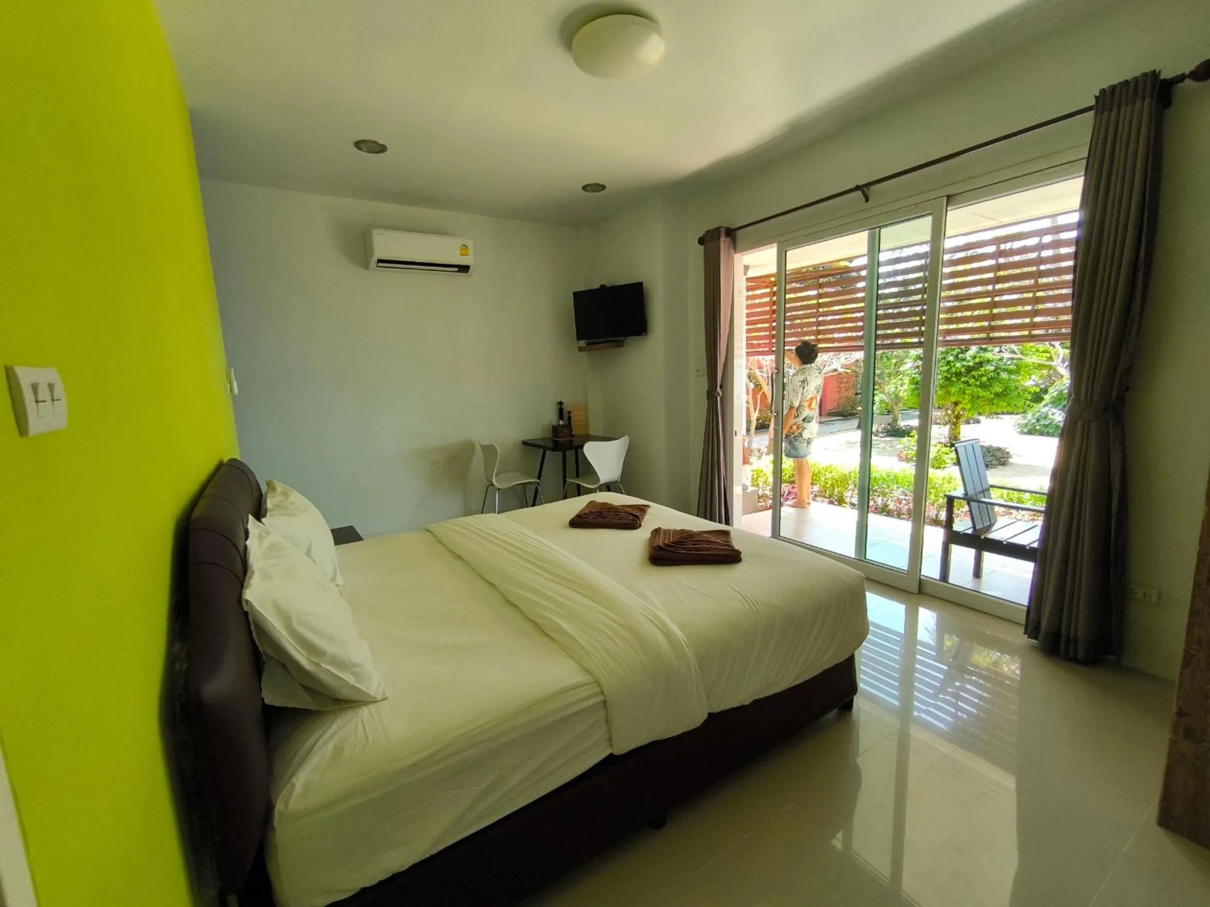 Photo of the whole room, Bed in Maenam Villa Hotel