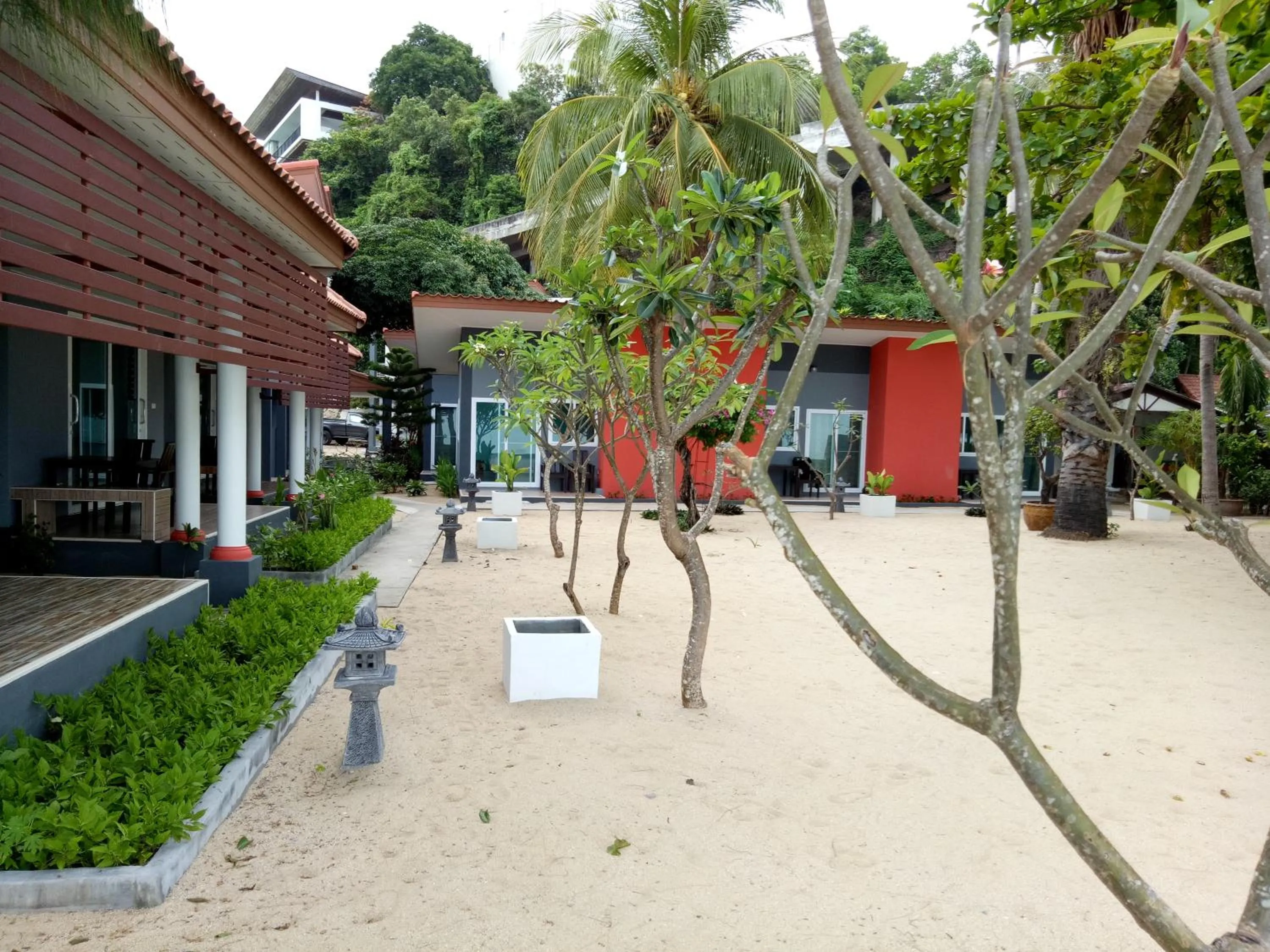 Facade/entrance in Maenam Villa Hotel