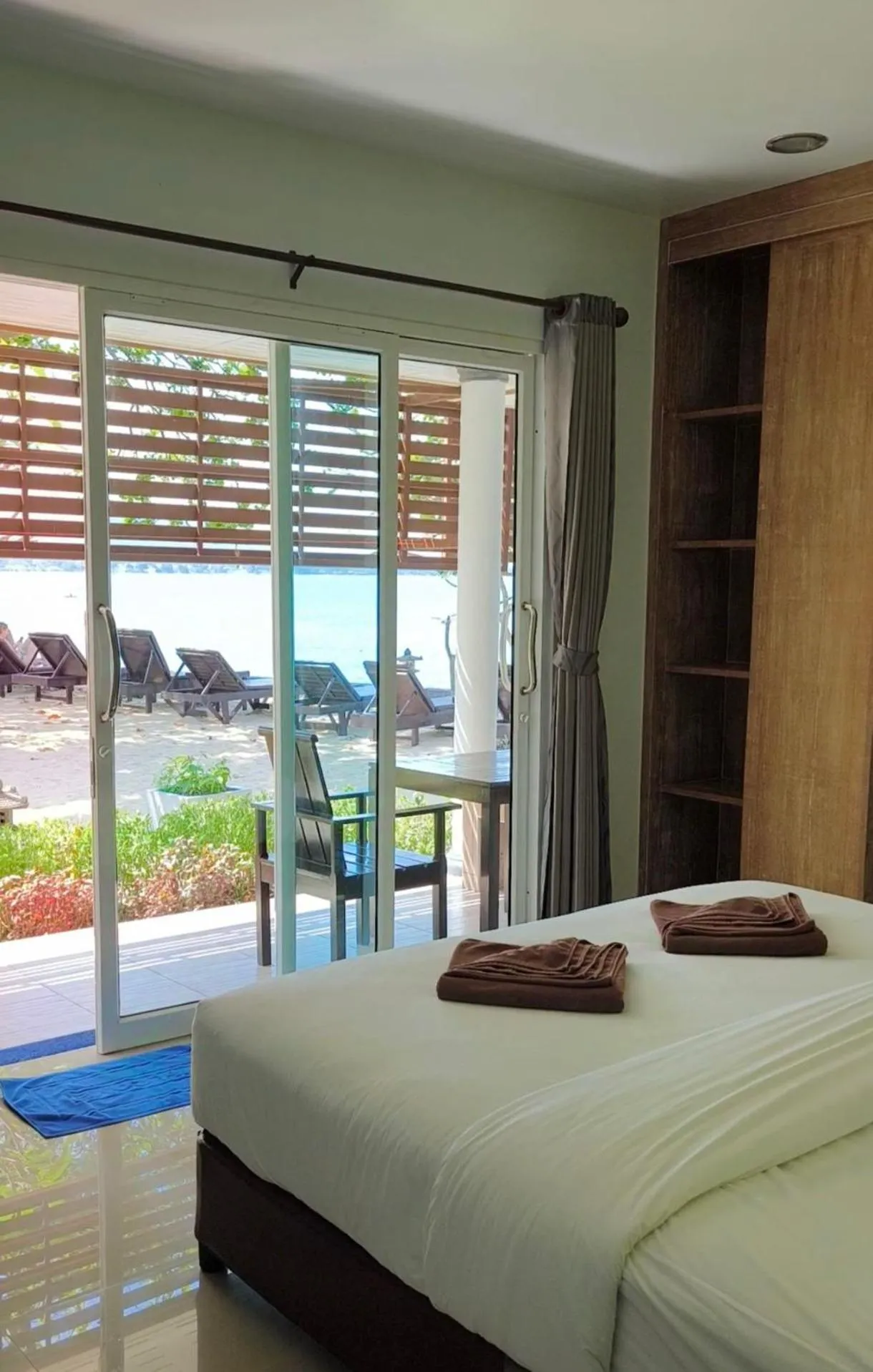 Sea view, Bed in Maenam Villa Hotel