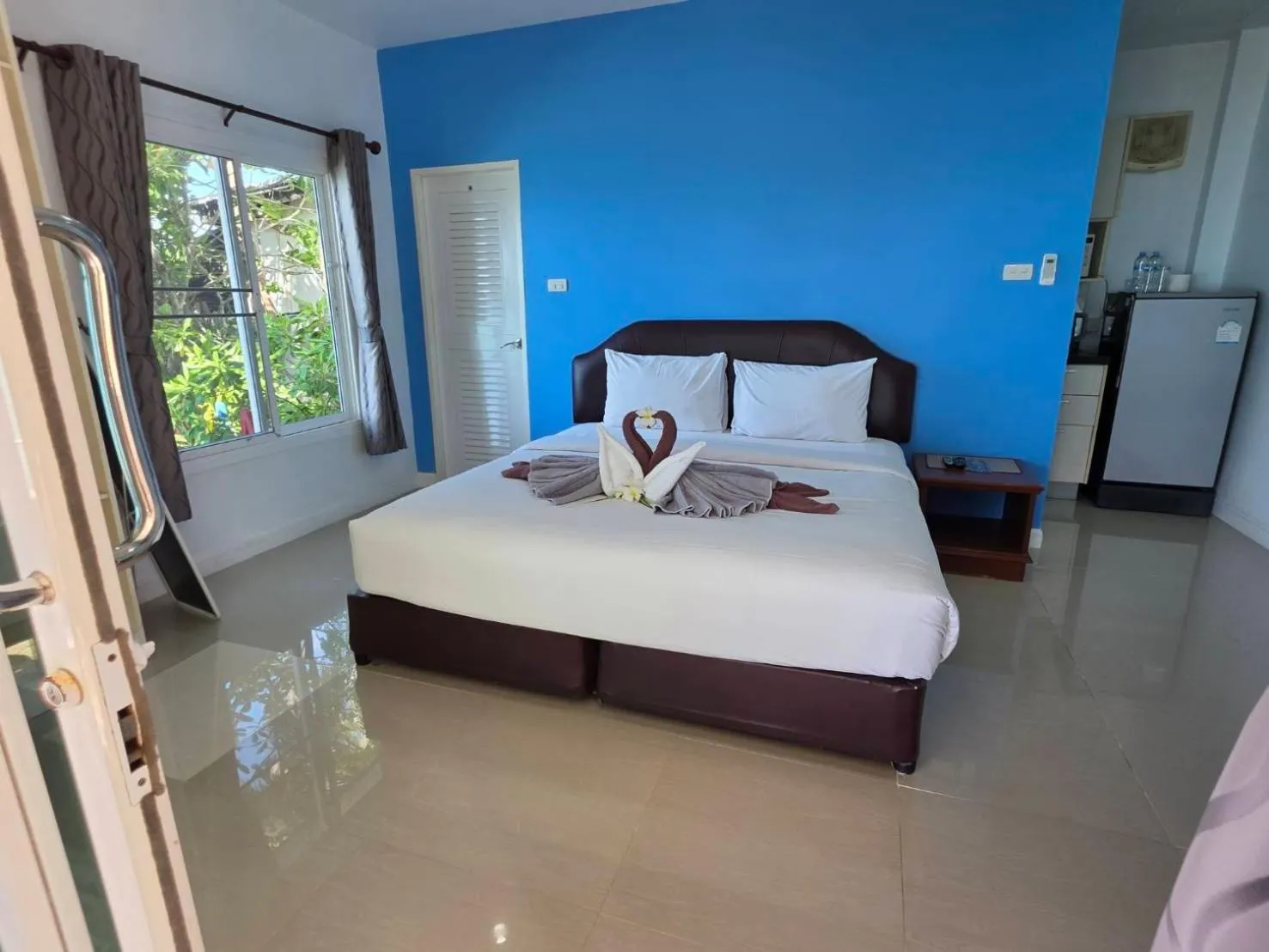 Bedroom, Bed in Maenam Villa Hotel