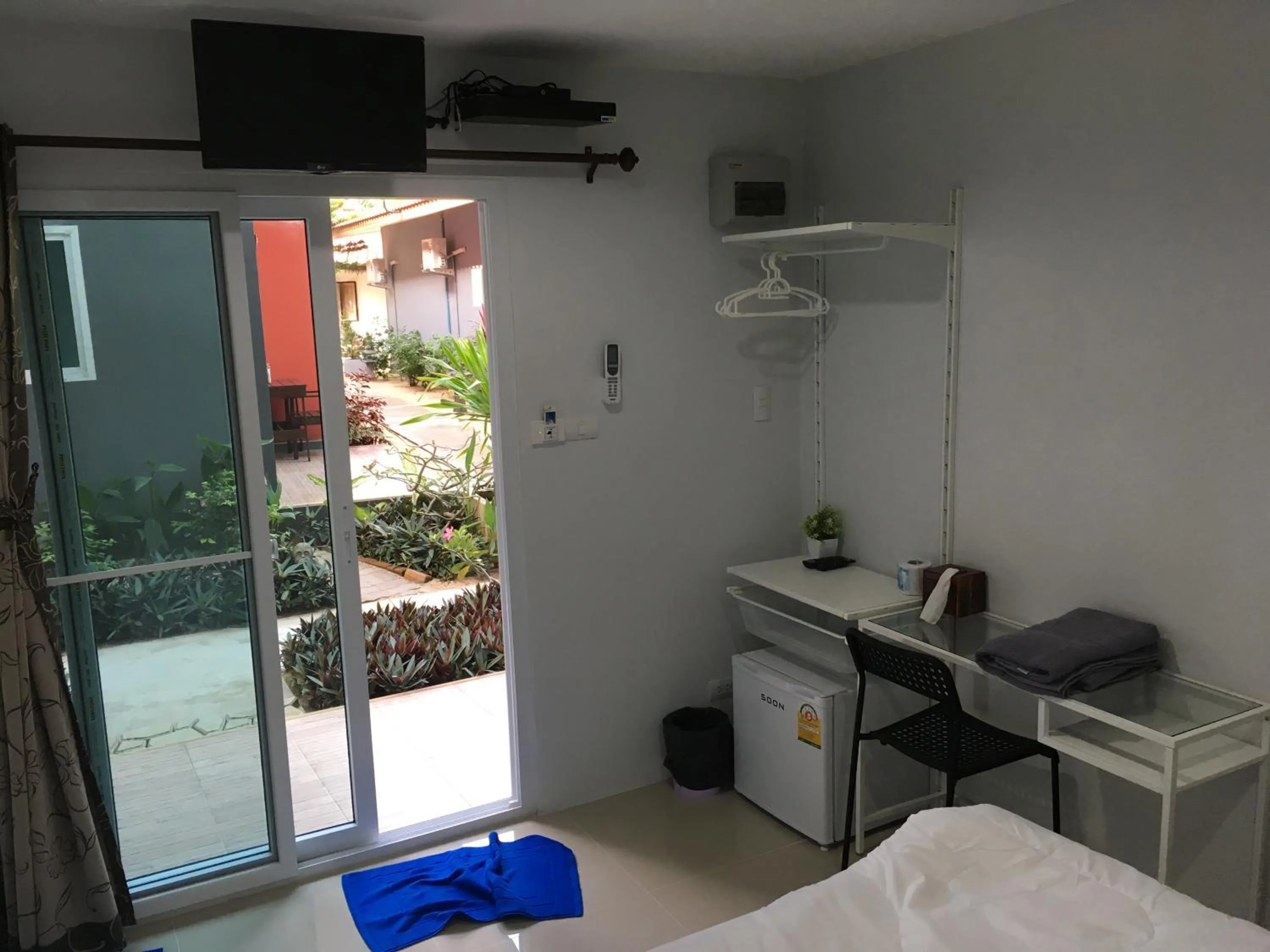 Communal lounge/ TV room in Maenam Villa Hotel