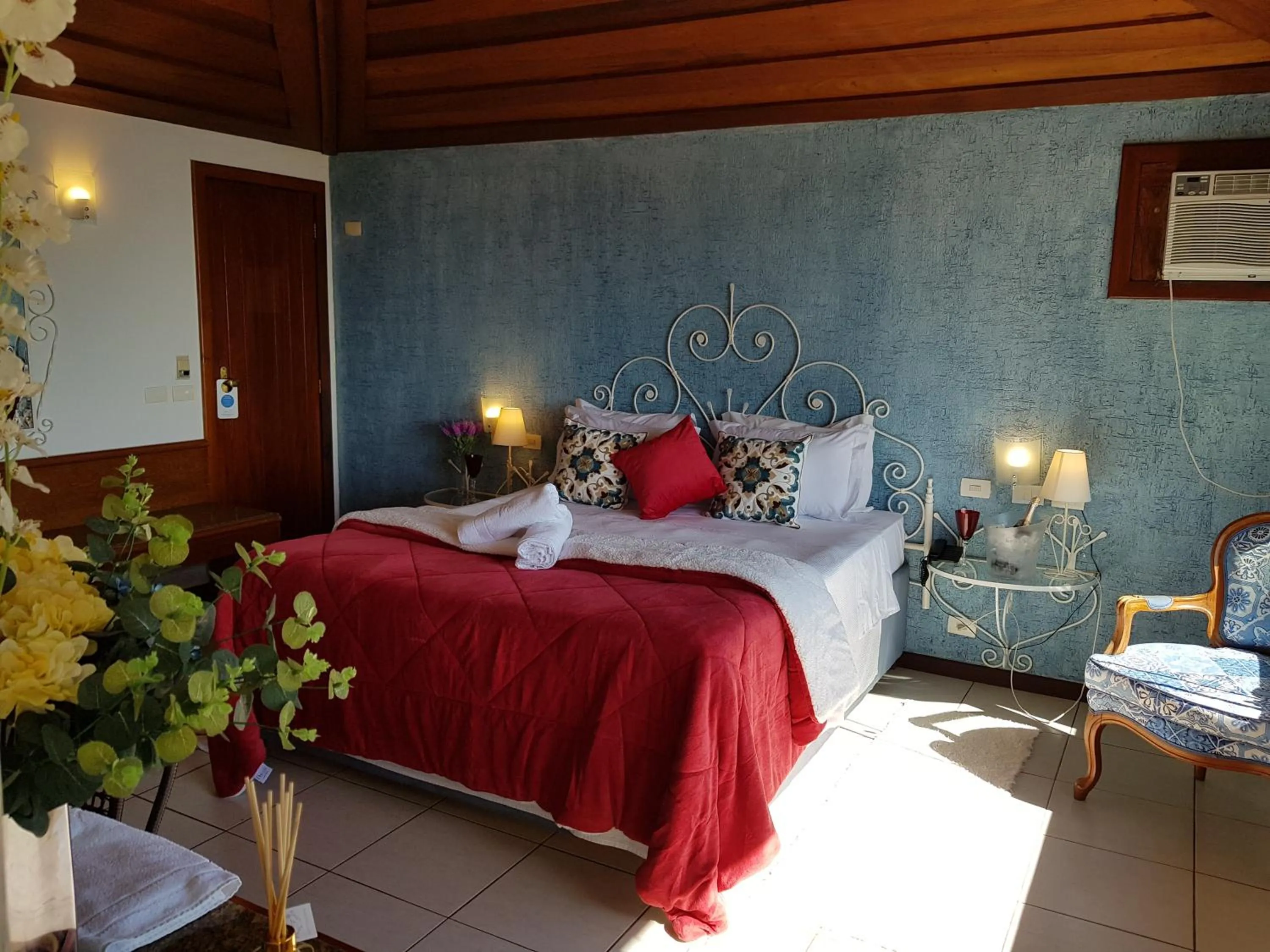 Photo of the whole room, Bed in Coronado Beach Hotel