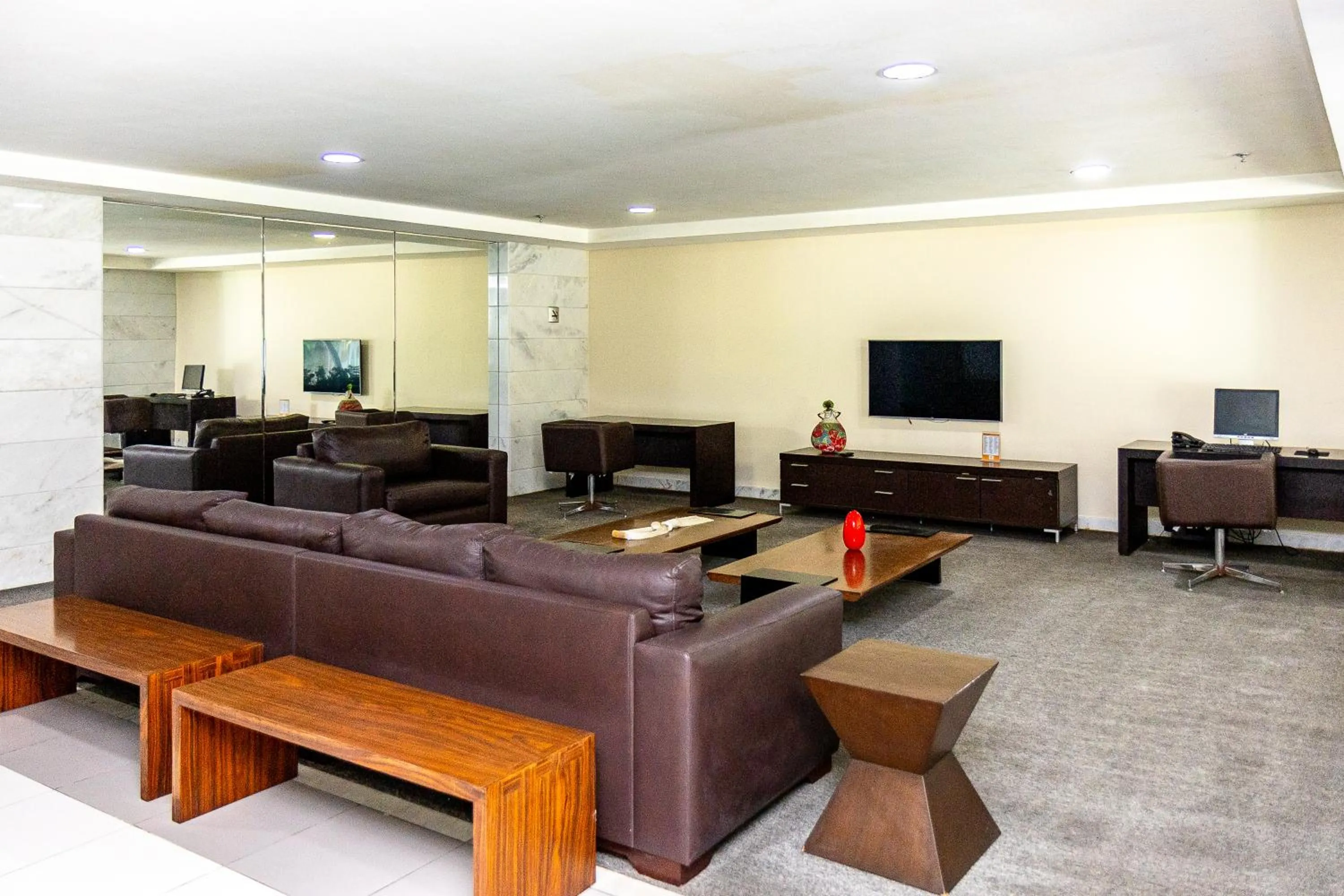 Communal lounge/ TV room in Iguatemi Business & Flat by Avectur