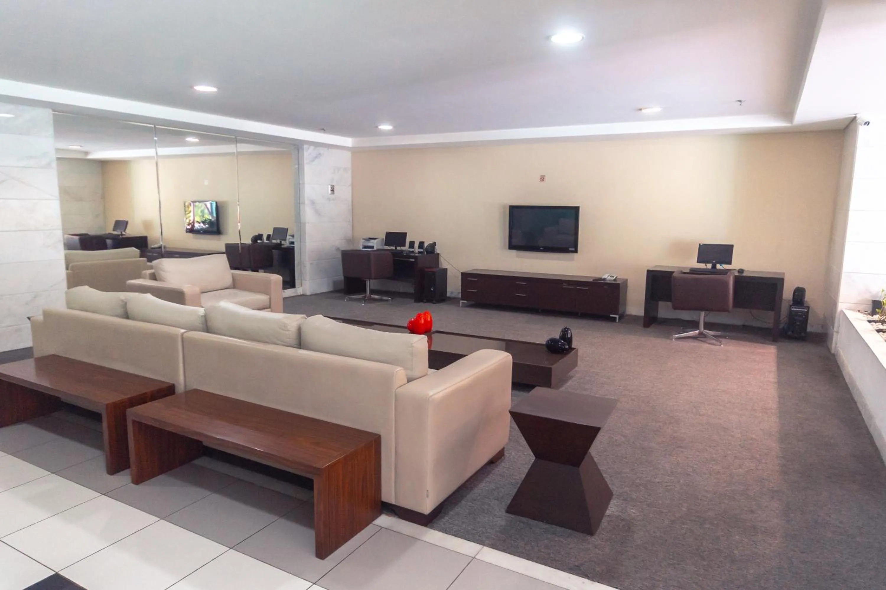 Communal lounge/ TV room in Iguatemi Business & Flat by Avectur